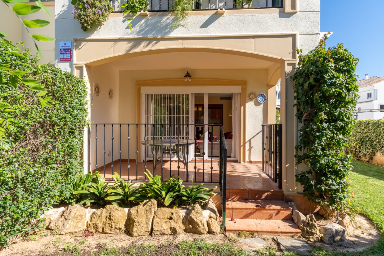 Vijf-kamerappartement met grote tuin, gelegen in een geweldige buurt van Jávea.