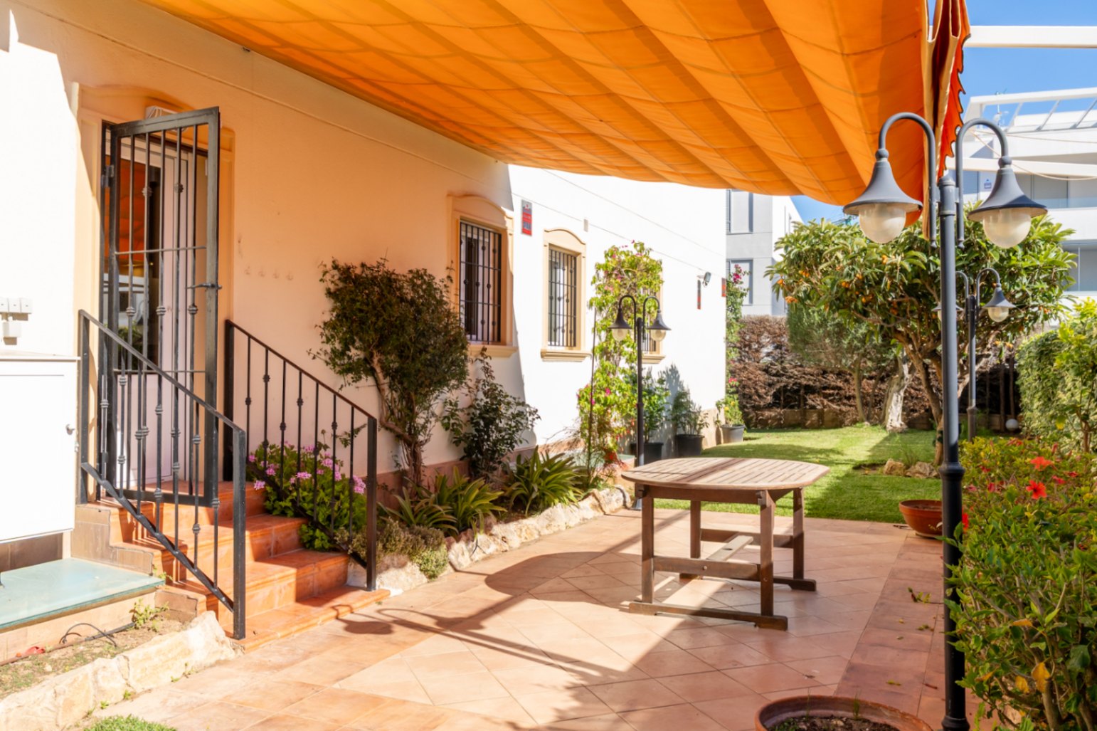 Vijf-kamerappartement met grote tuin, gelegen in een geweldige buurt van Jávea.