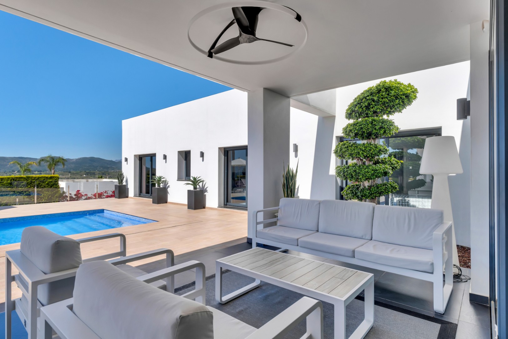 4870 - Exclusiva villa moderna con impresionantes vistas abiertas en una demandada zona de Jávea