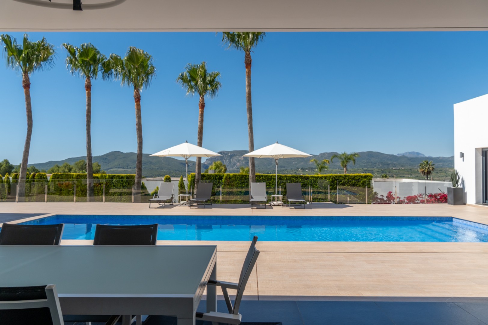4870 - Exclusiva villa moderna con impresionantes vistas abiertas en una demandada zona de Jávea