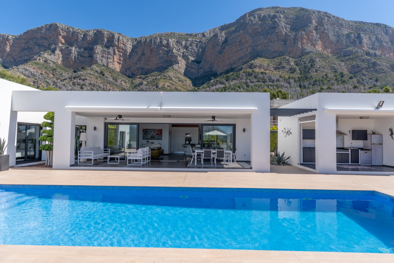 4870 - Exclusiva villa moderna con impresionantes vistas abiertas en una demandada zona de Jávea