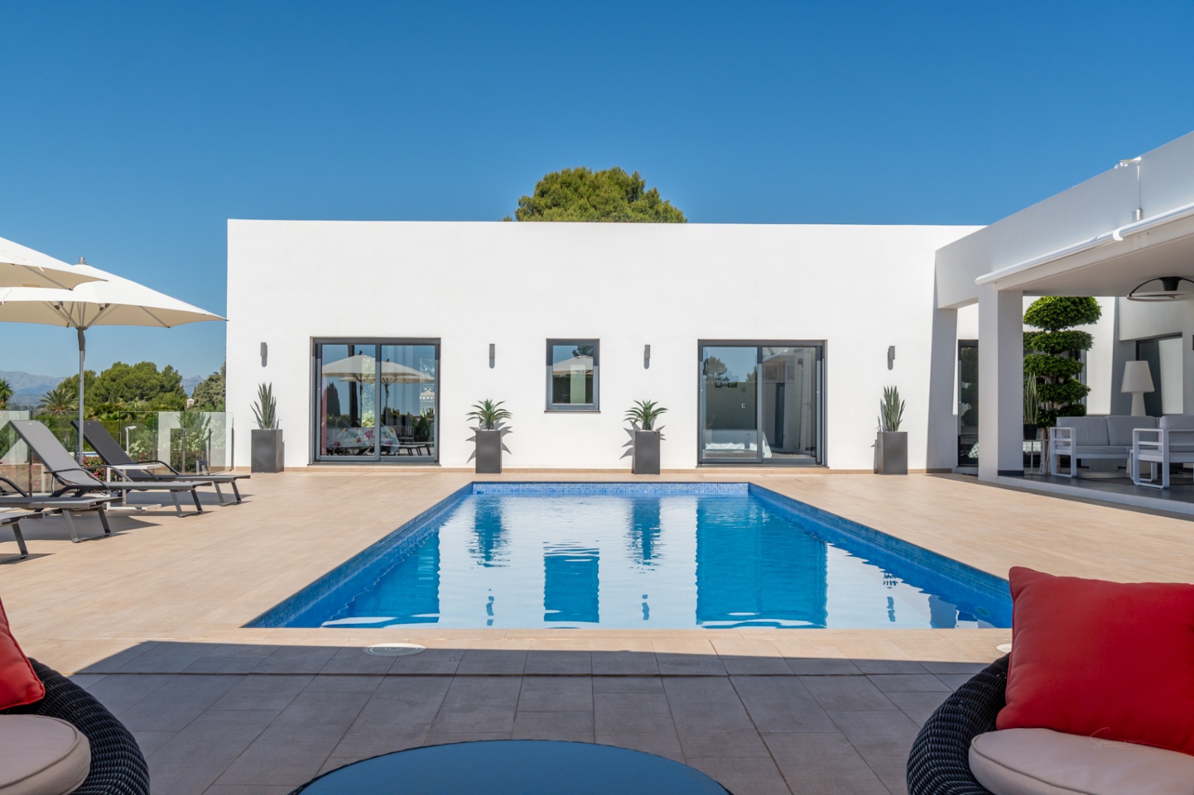 4870 - Exclusiva villa moderna con impresionantes vistas abiertas en una demandada zona de Jávea