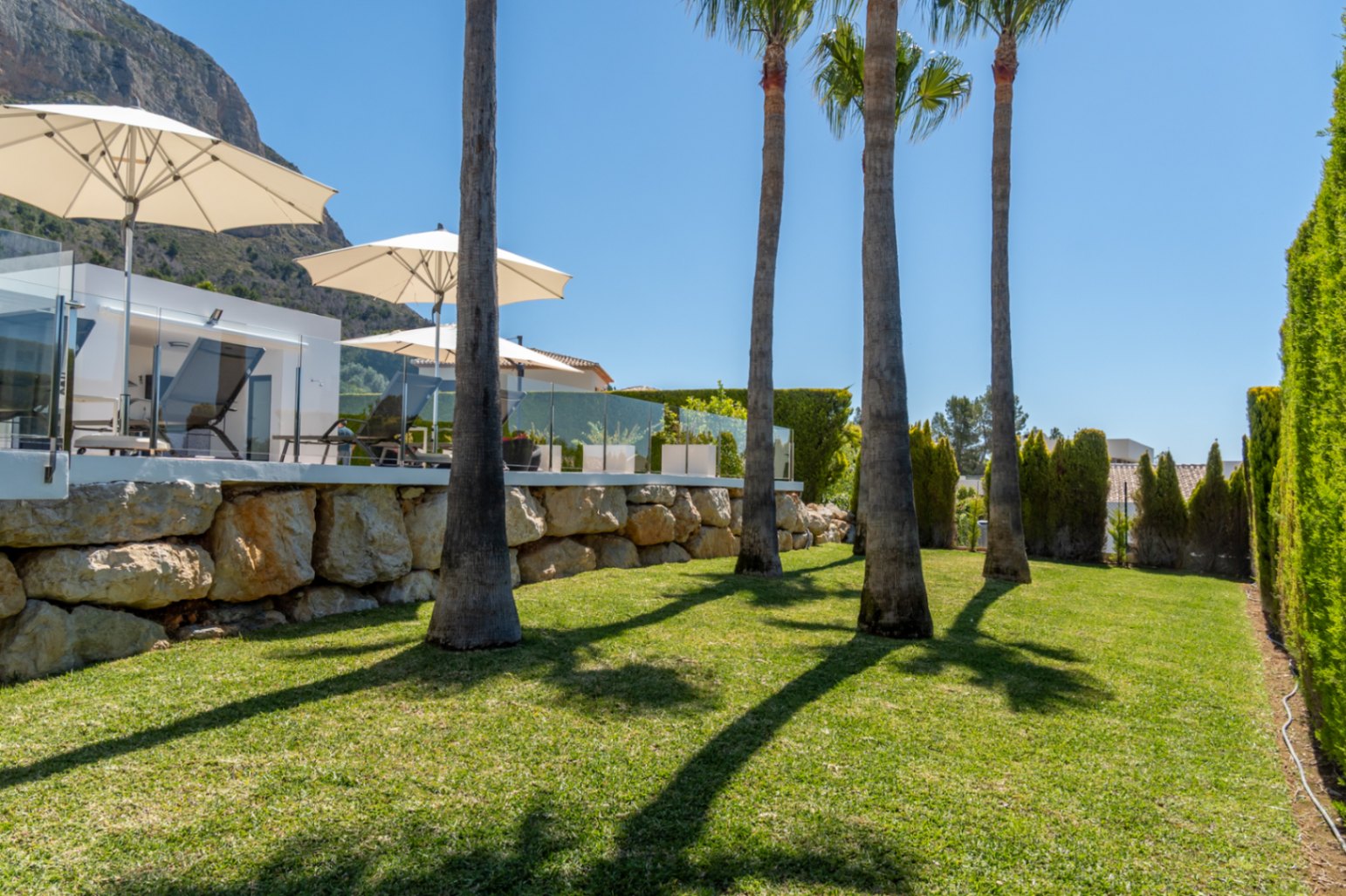 4870 - Exclusiva villa moderna con impresionantes vistas abiertas en una demandada zona de Jávea
