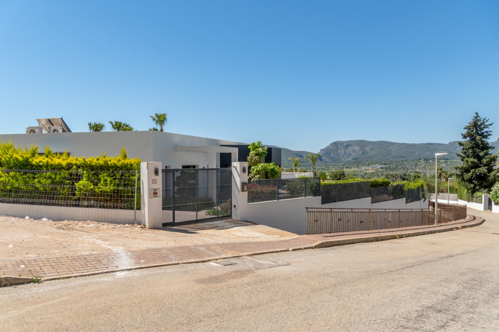 4870 - Exclusiva villa moderna con impresionantes vistas abiertas en una demandada zona de Jávea