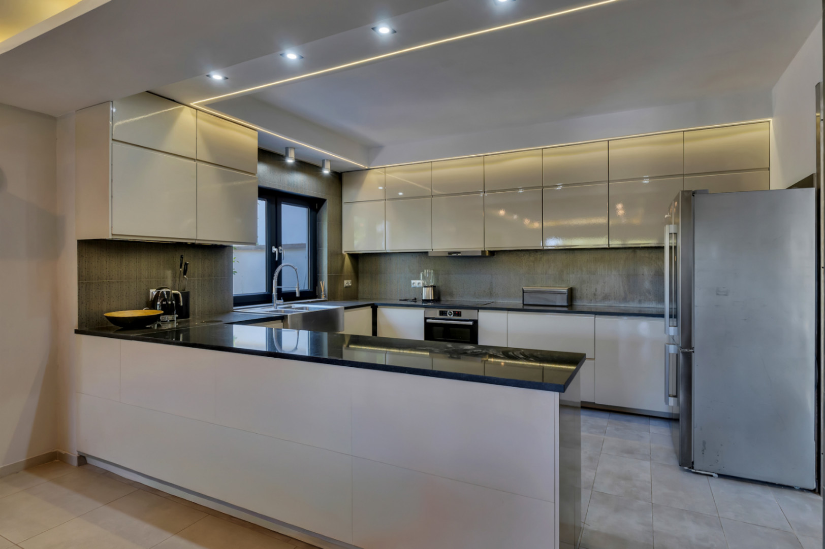 Impressionnante villa moderne située dans la prestigieuse urbanisation (TOSALET)