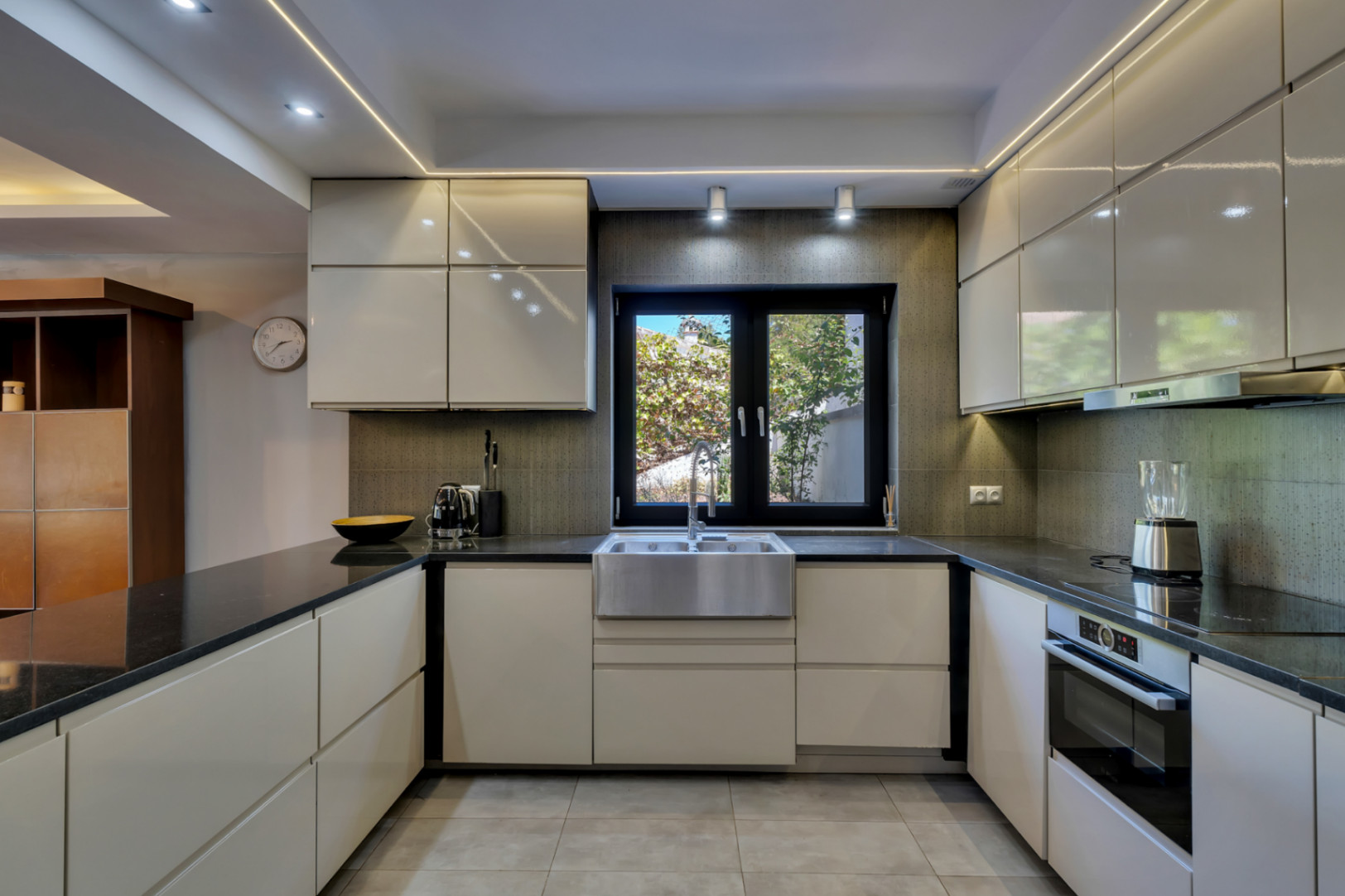 Impressionnante villa moderne située dans la prestigieuse urbanisation (TOSALET)