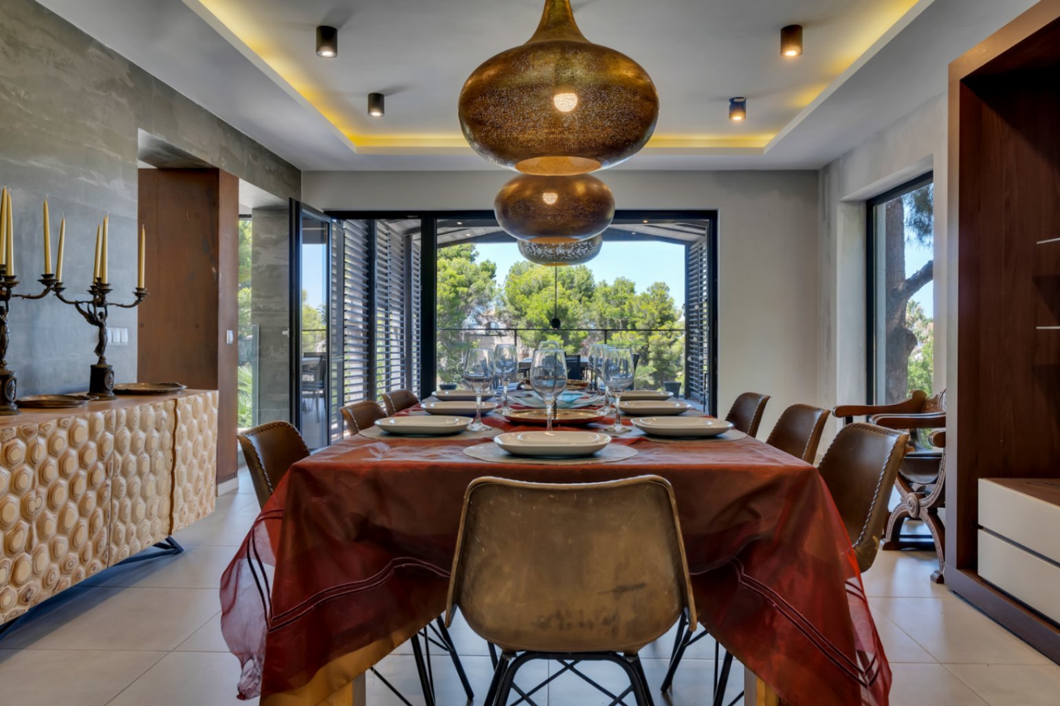 Impressionnante villa moderne située dans la prestigieuse urbanisation (TOSALET)