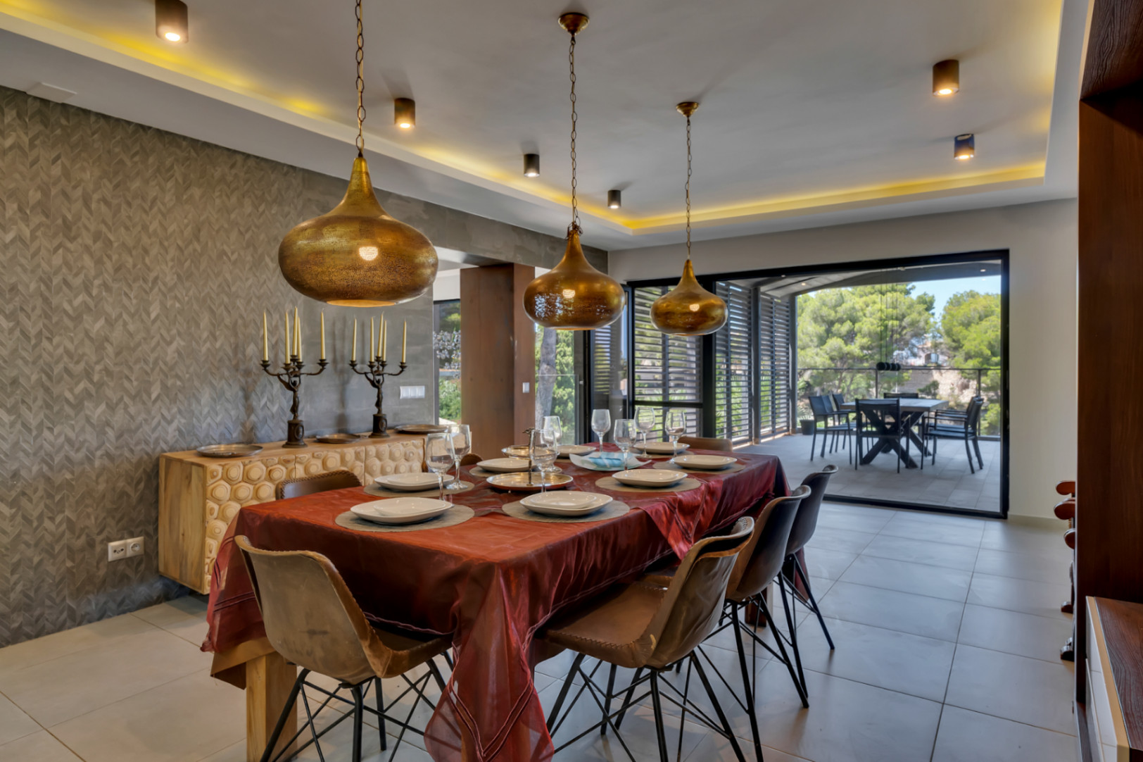 Impressionnante villa moderne située dans la prestigieuse urbanisation (TOSALET)