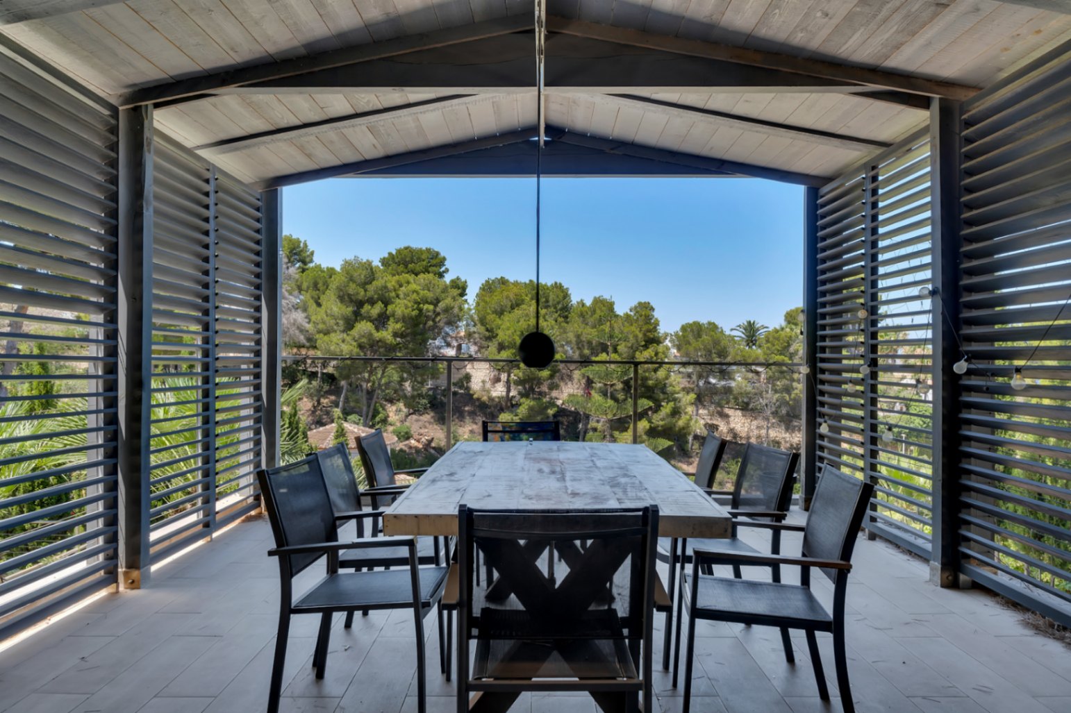 Impressionnante villa moderne située dans la prestigieuse urbanisation (TOSALET)