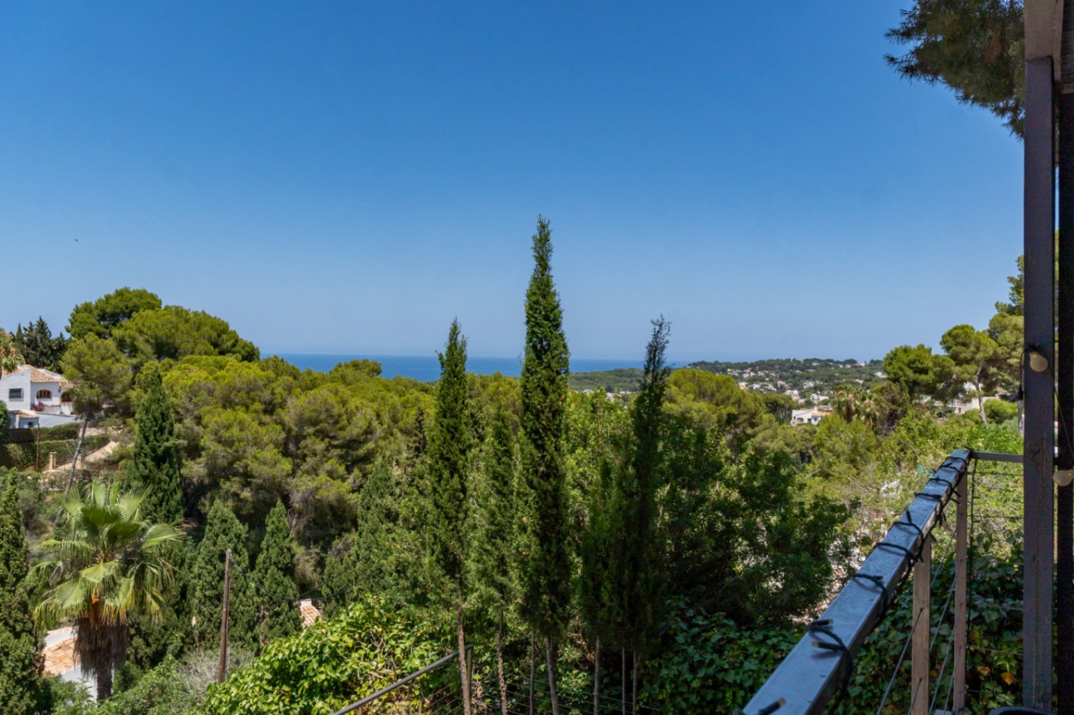 Impressionnante villa moderne située dans la prestigieuse urbanisation (TOSALET)