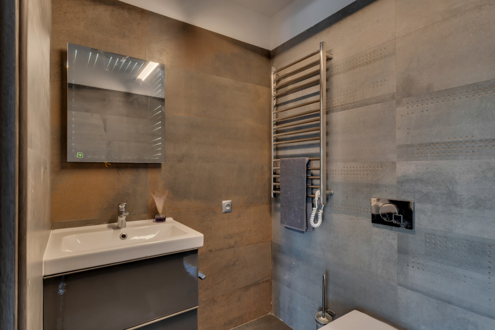 Impressionnante villa moderne située dans la prestigieuse urbanisation (TOSALET)