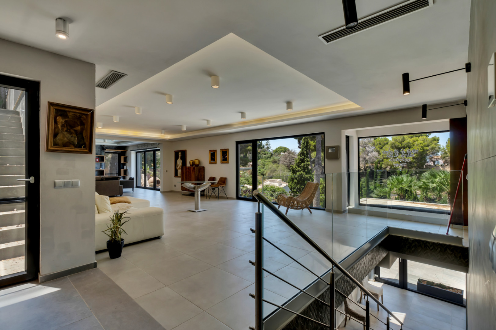 Impressionnante villa moderne située dans la prestigieuse urbanisation (TOSALET)