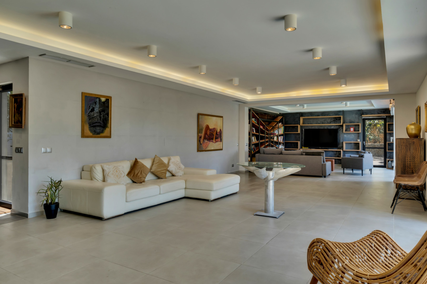 Impressionnante villa moderne située dans la prestigieuse urbanisation (TOSALET)