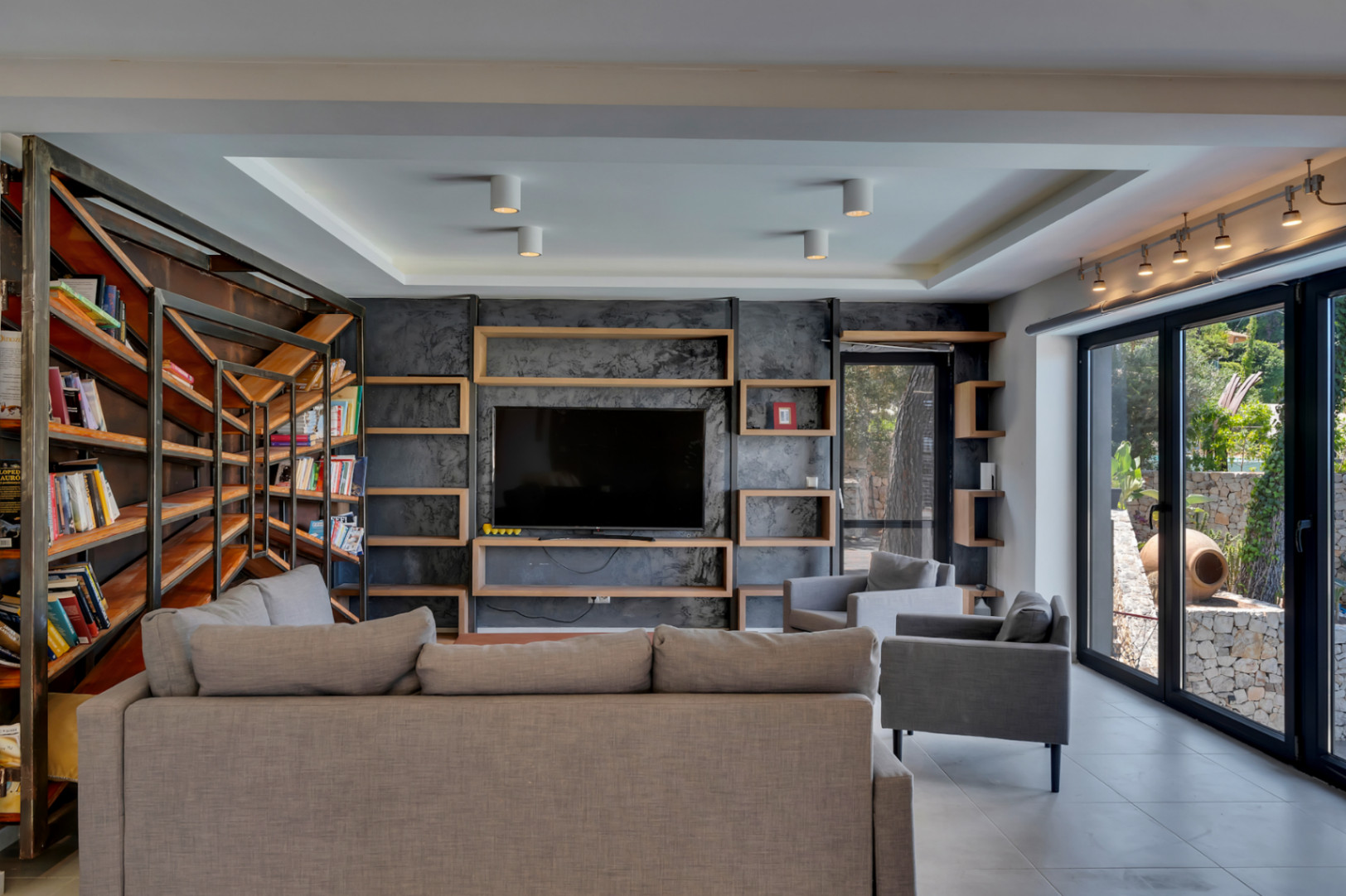 Impressionnante villa moderne située dans la prestigieuse urbanisation (TOSALET)