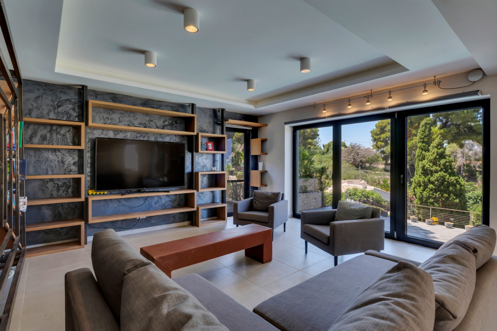 Impressionnante villa moderne située dans la prestigieuse urbanisation (TOSALET)