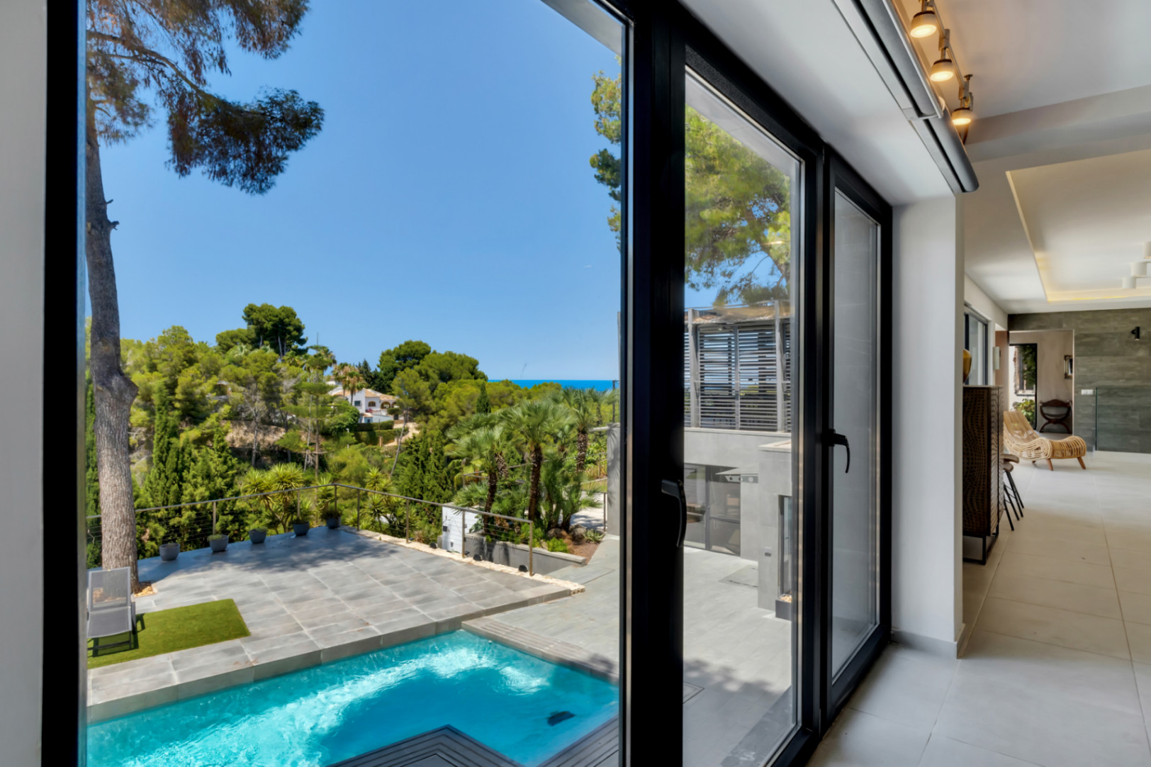 Impressionnante villa moderne située dans la prestigieuse urbanisation (TOSALET)