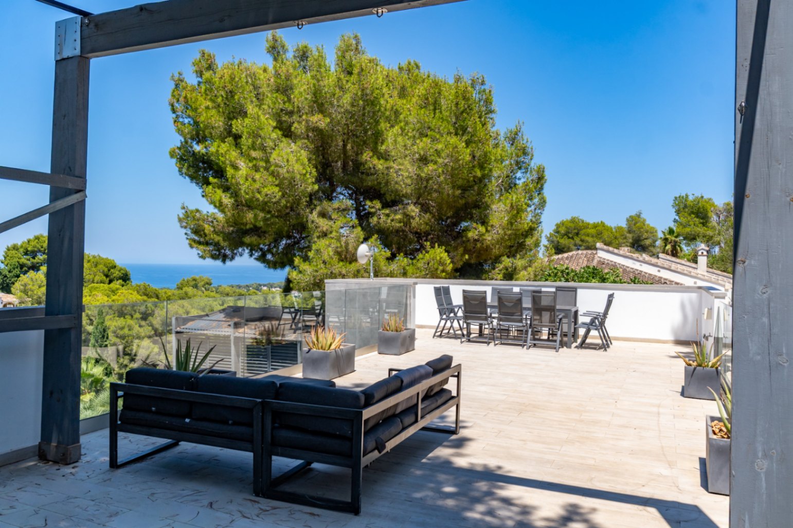 Impressionnante villa moderne située dans la prestigieuse urbanisation (TOSALET)