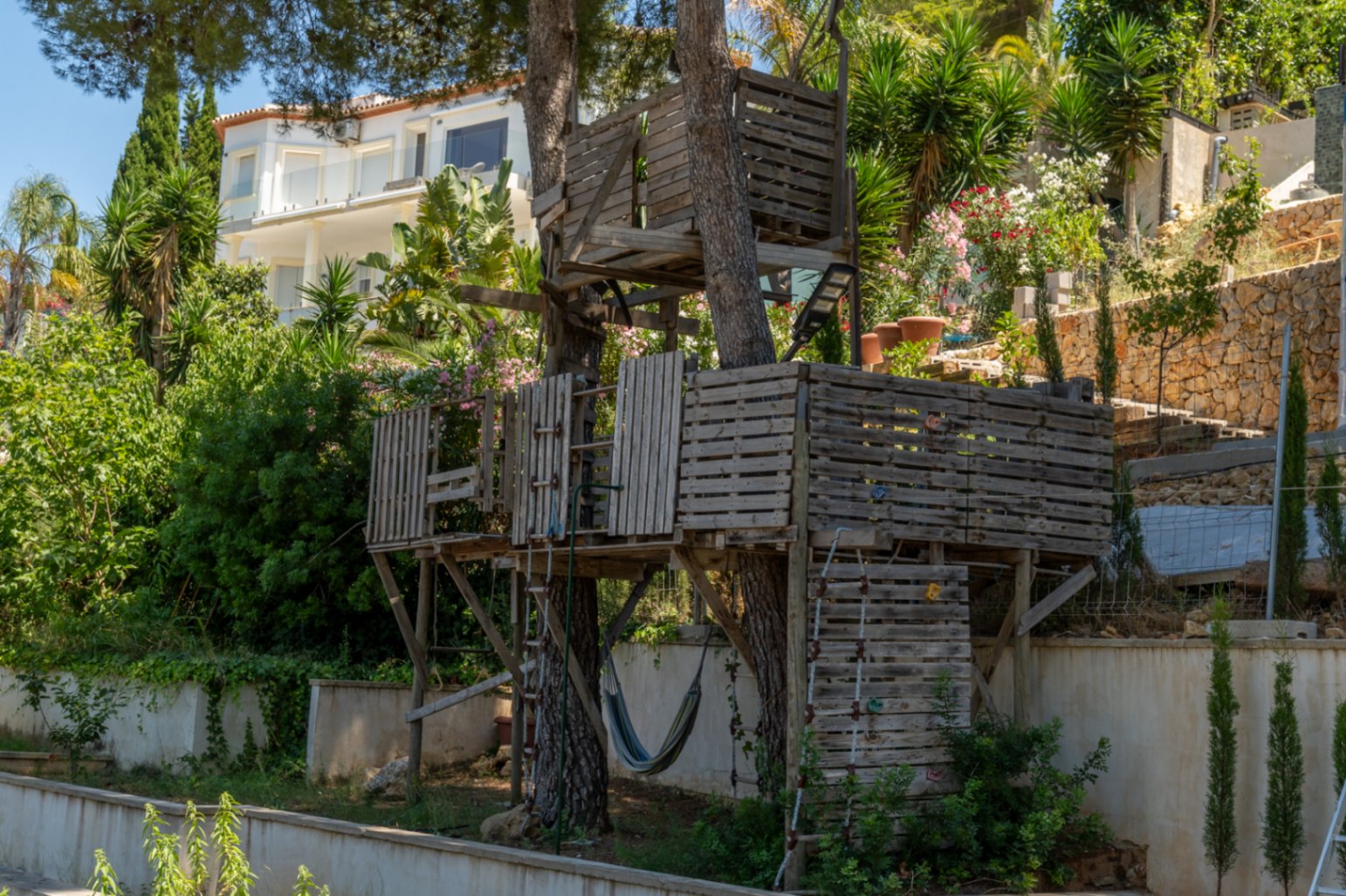 Impressionnante villa moderne située dans la prestigieuse urbanisation (TOSALET)
