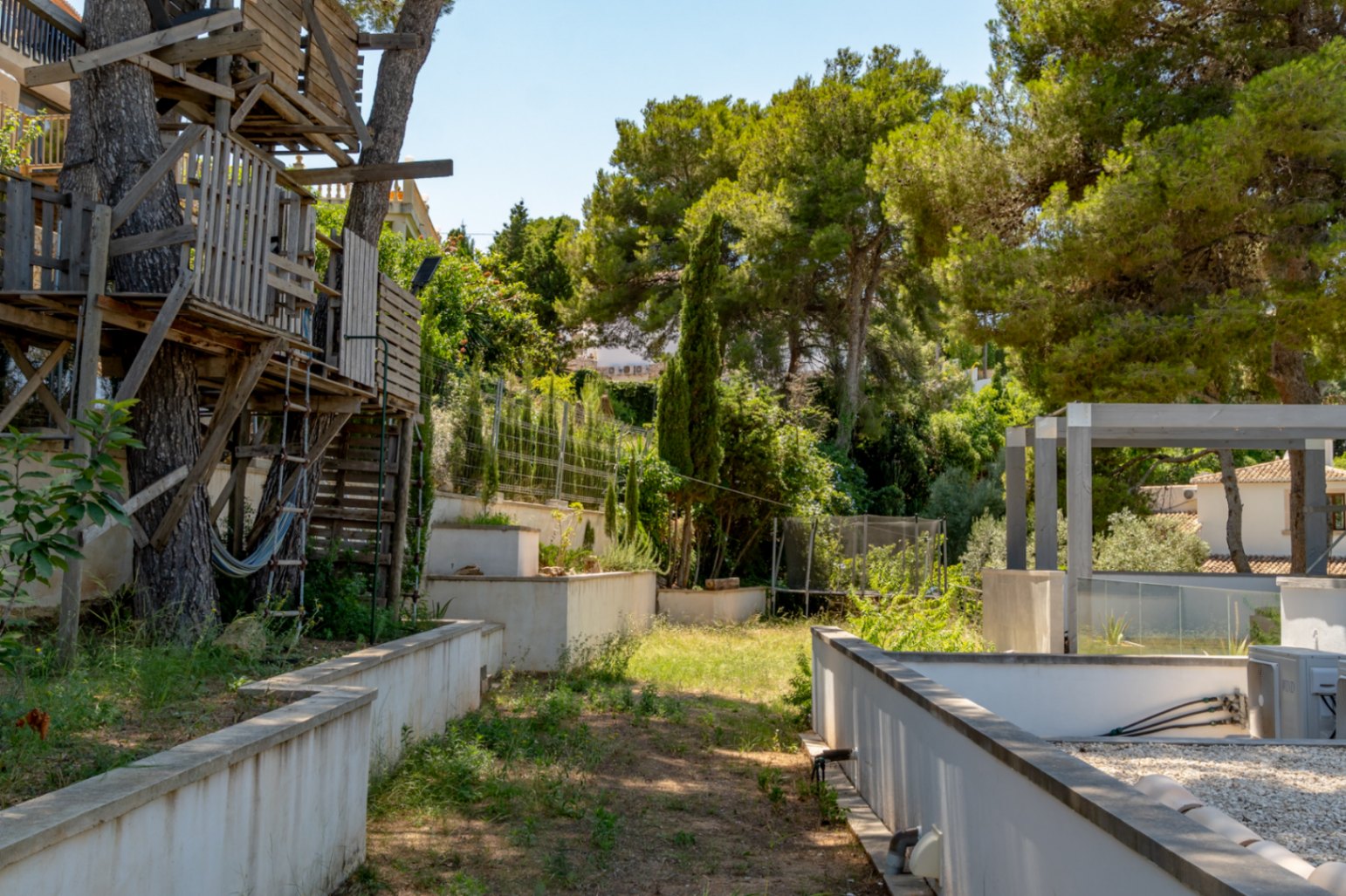 Impressionnante villa moderne située dans la prestigieuse urbanisation (TOSALET)