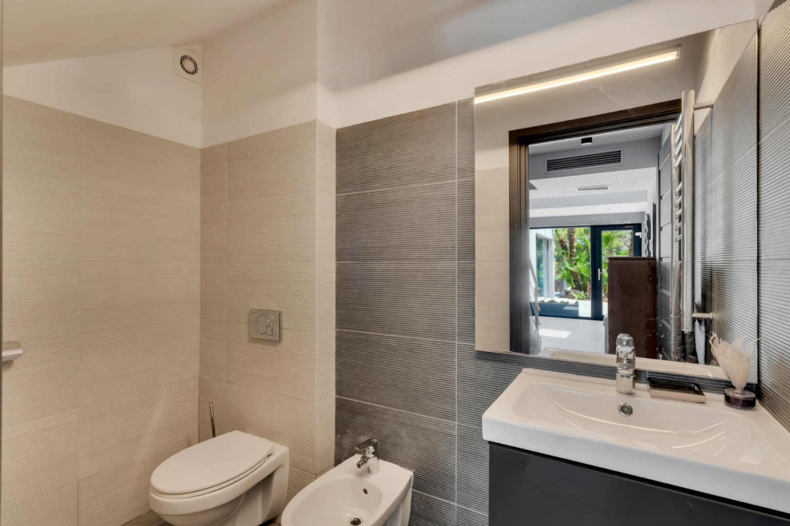 Impressionnante villa moderne située dans la prestigieuse urbanisation (TOSALET)
