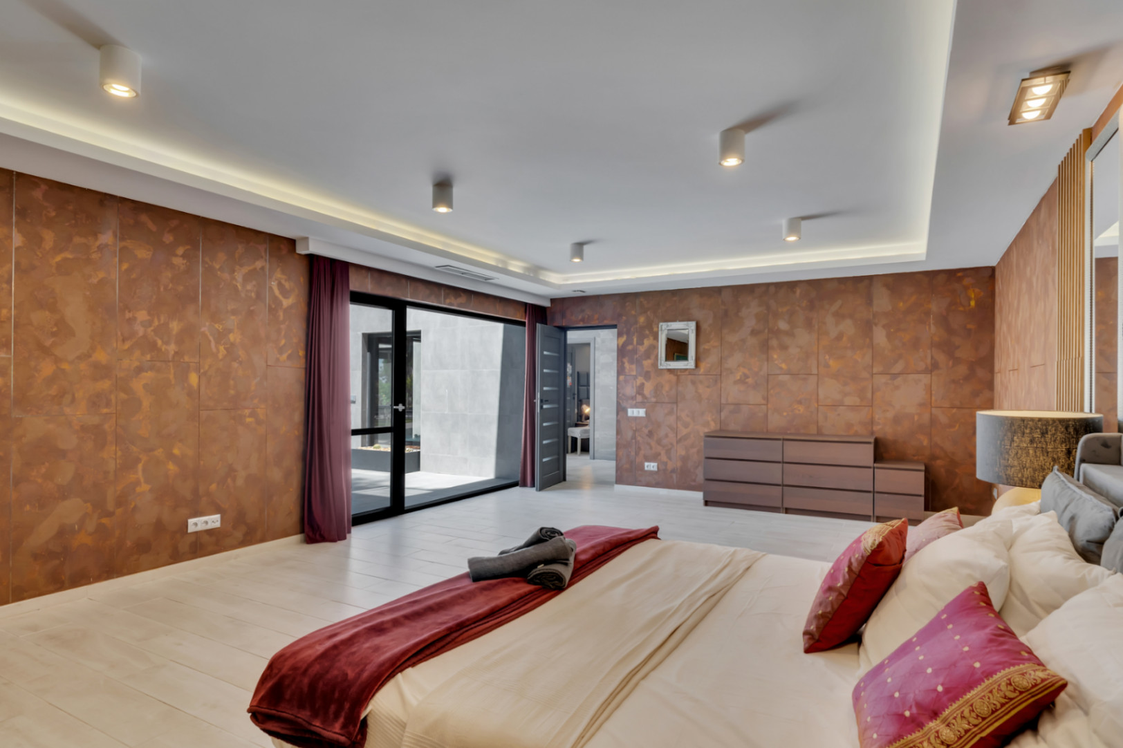 Impressionnante villa moderne située dans la prestigieuse urbanisation (TOSALET)