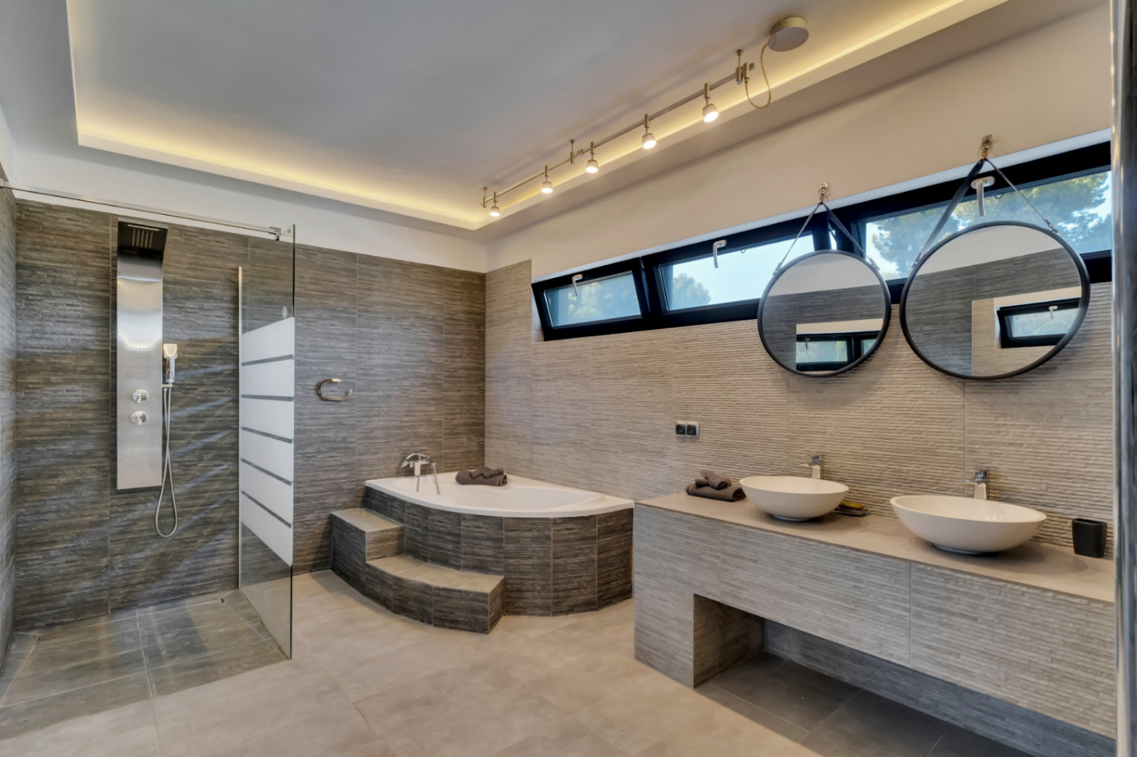 Impressionnante villa moderne située dans la prestigieuse urbanisation (TOSALET)
