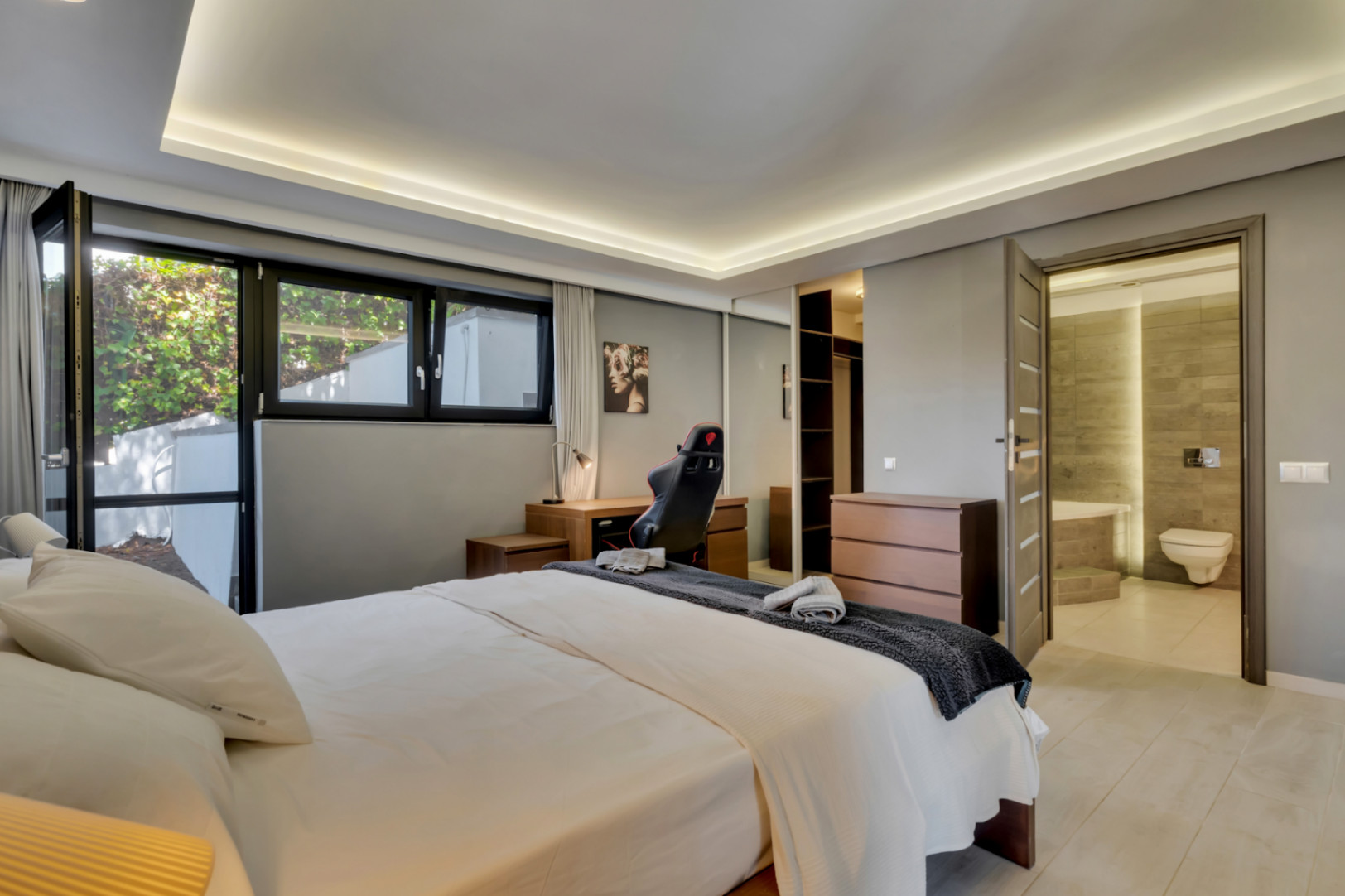 Impressionnante villa moderne située dans la prestigieuse urbanisation (TOSALET)