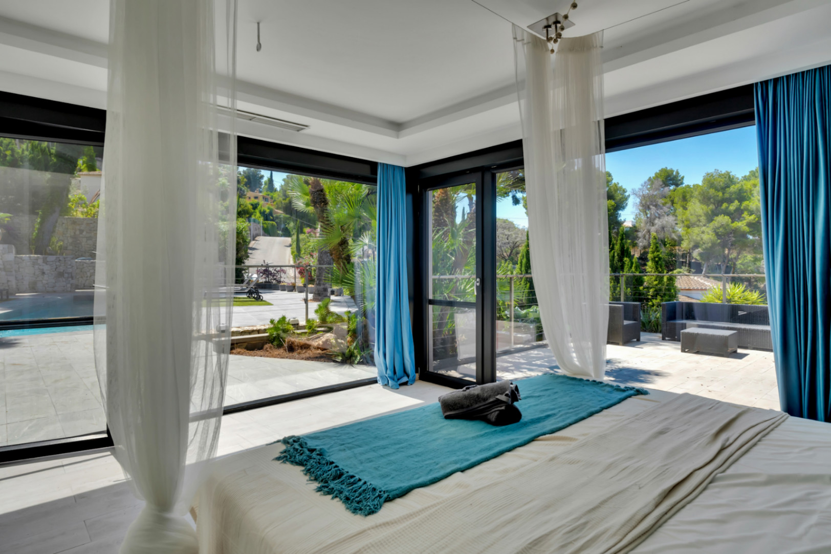 Impressionnante villa moderne située dans la prestigieuse urbanisation (TOSALET)