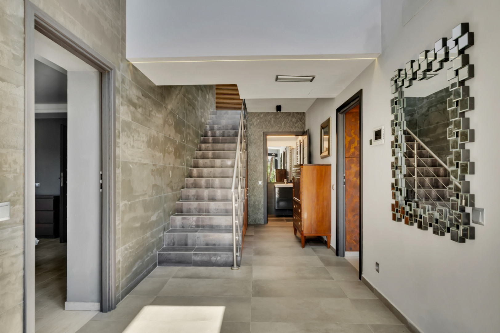 Impressionnante villa moderne située dans la prestigieuse urbanisation (TOSALET)