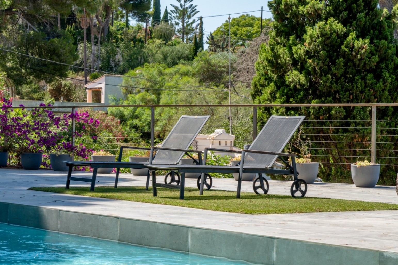 Impressionnante villa moderne située dans la prestigieuse urbanisation (TOSALET)
