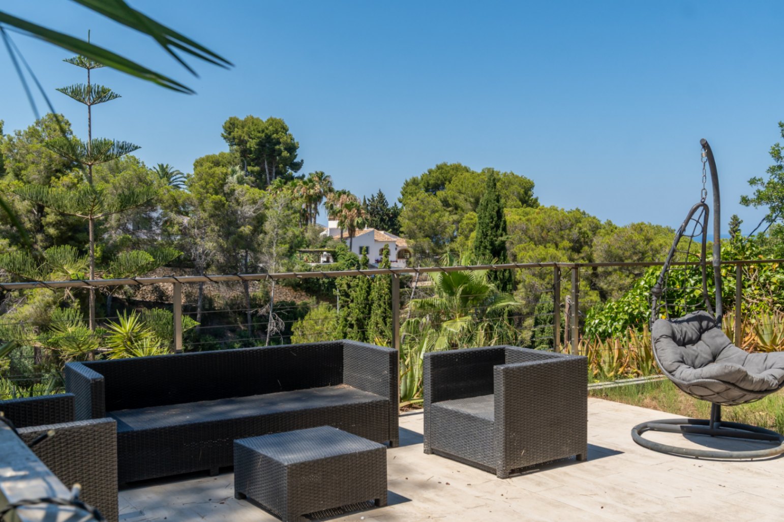 Impressionnante villa moderne située dans la prestigieuse urbanisation (TOSALET)
