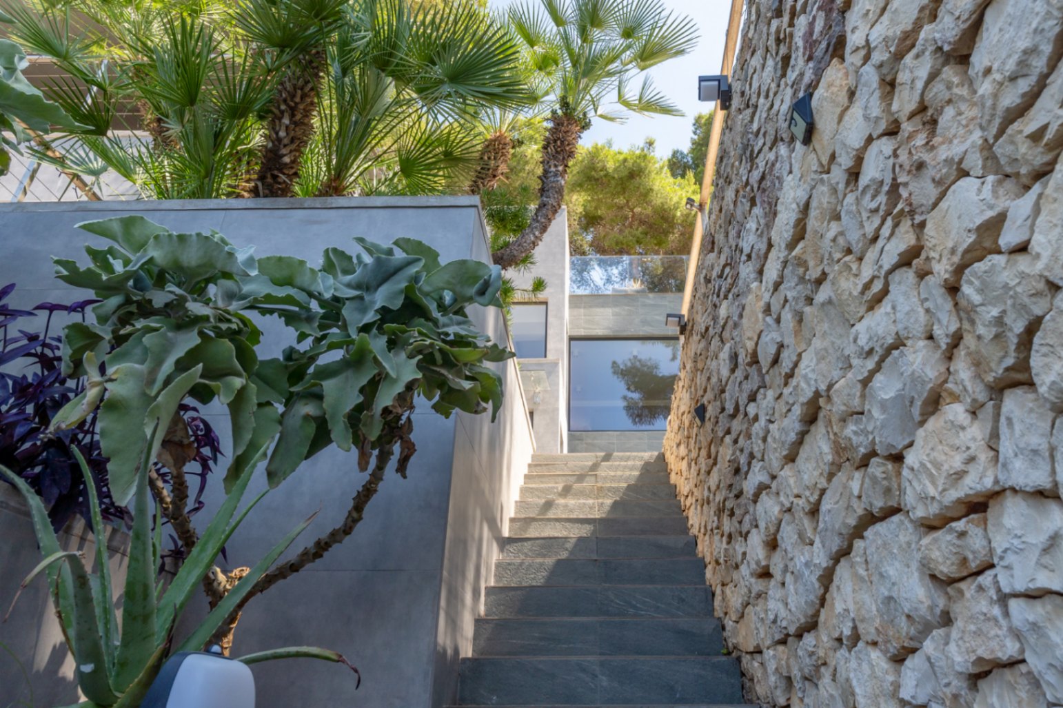 Impressionnante villa moderne située dans la prestigieuse urbanisation (TOSALET)