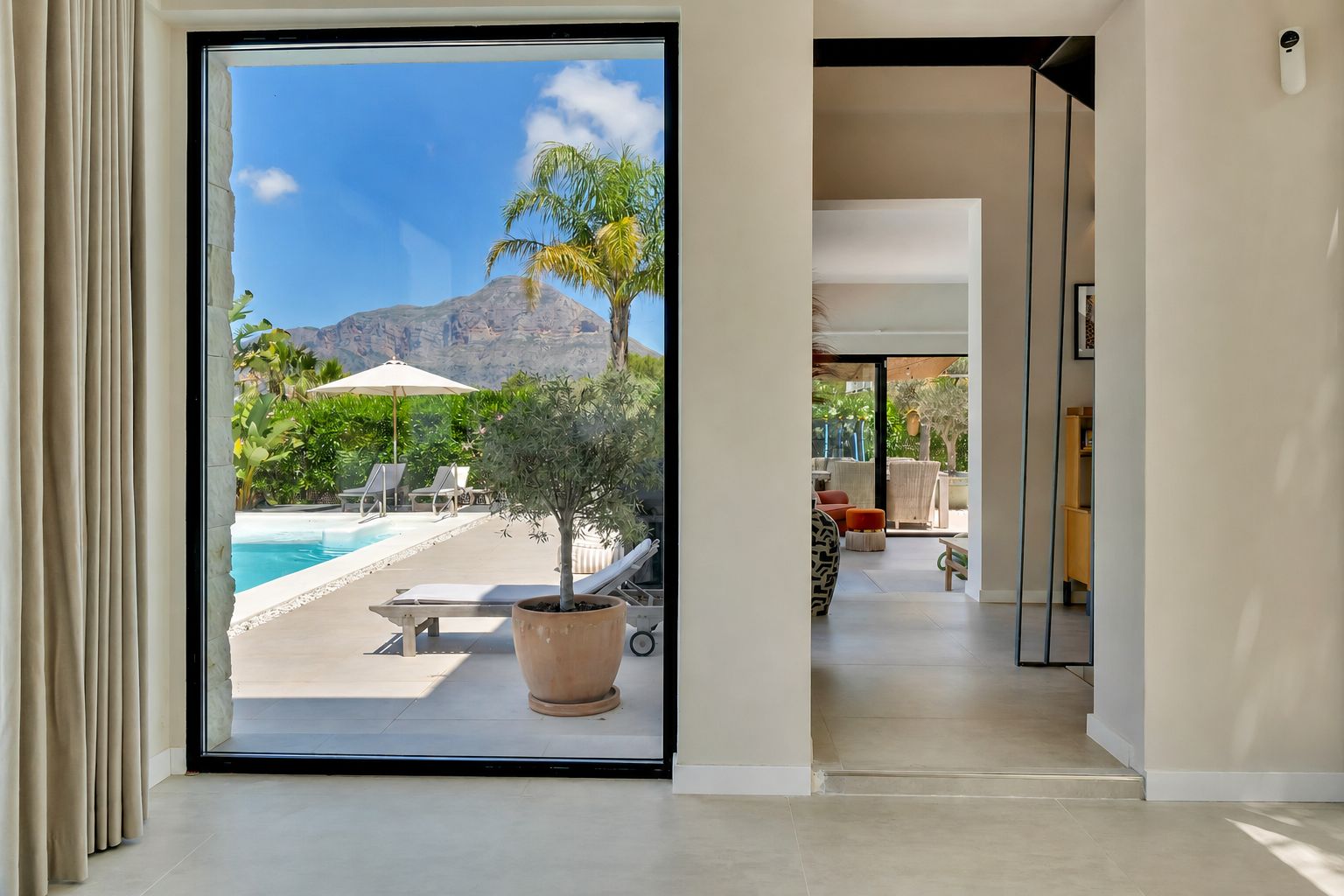4893 - Eig property in einer begehrten Wohnanlage mit beeindruckendem Ausblick.