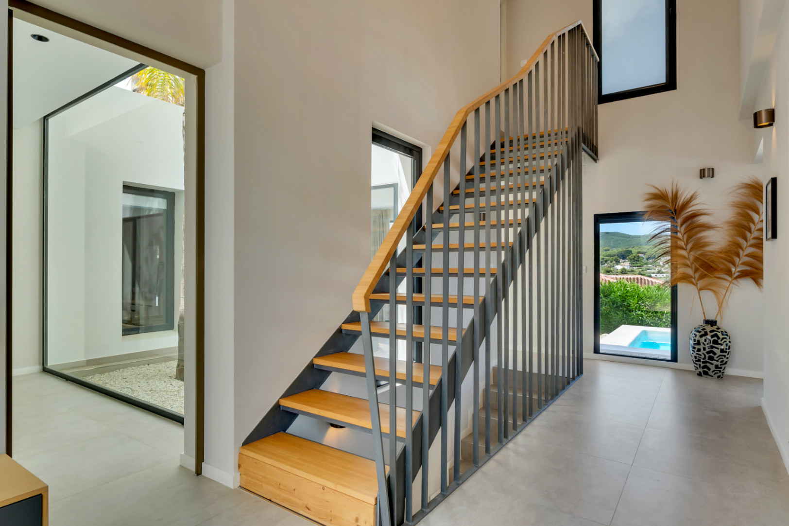 4893 - Eig property in einer begehrten Wohnanlage mit beeindruckendem Ausblick.