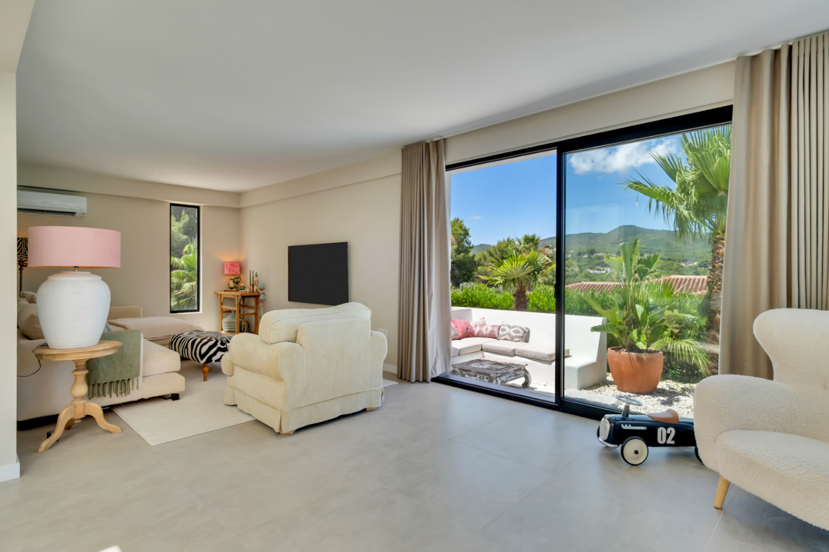 4893 - Eig property in einer begehrten Wohnanlage mit beeindruckendem Ausblick.