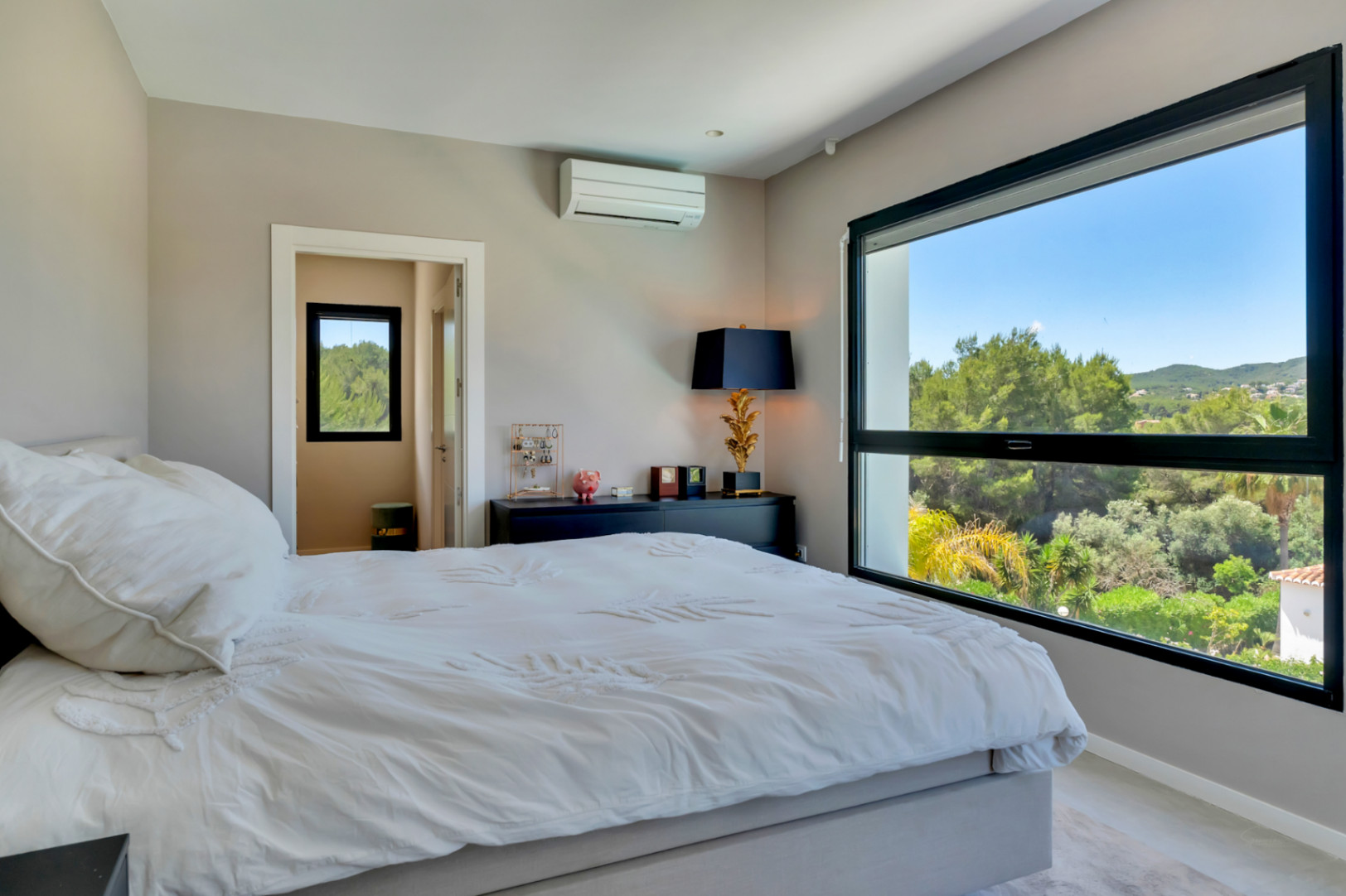 4893 - Eig property in einer begehrten Wohnanlage mit beeindruckendem Ausblick.