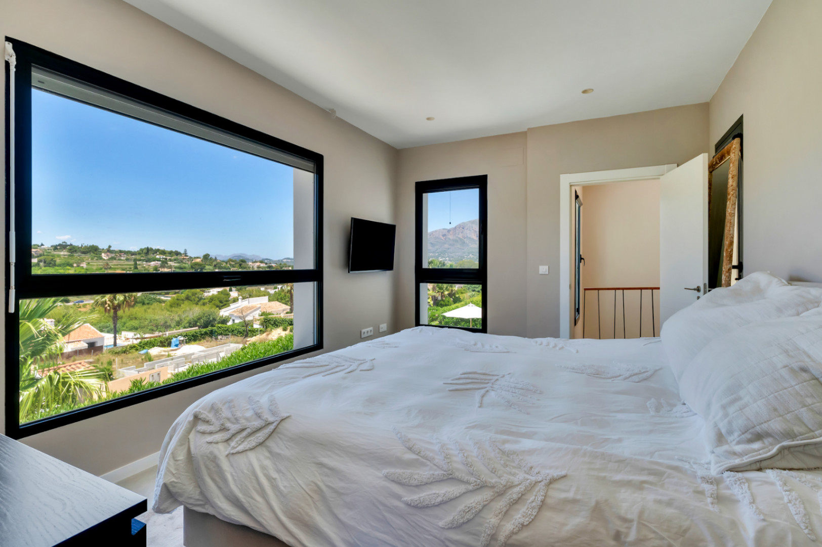 4893 - Eig property in einer begehrten Wohnanlage mit beeindruckendem Ausblick.