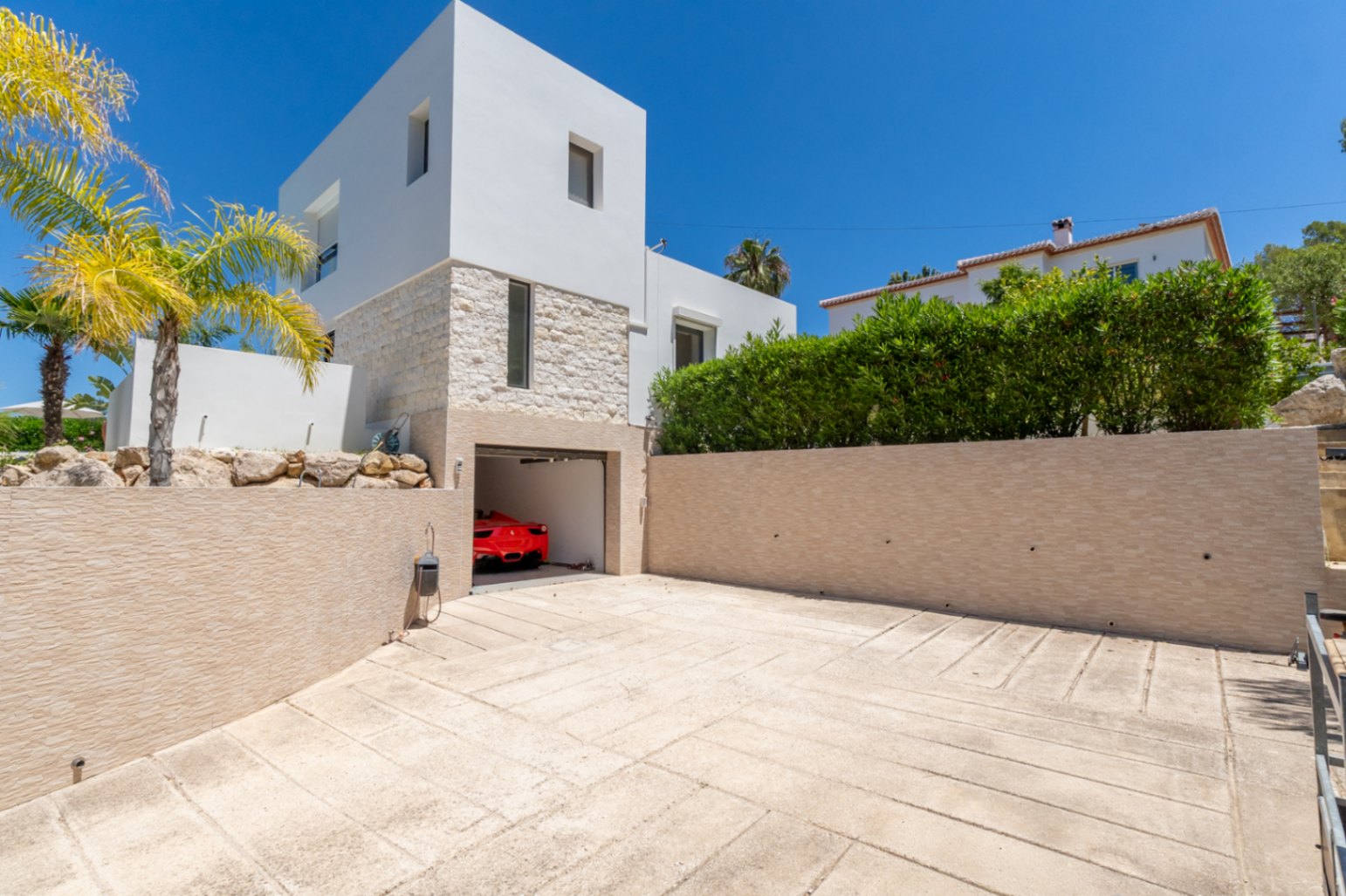 4893 - Eig property in einer begehrten Wohnanlage mit beeindruckendem Ausblick.
