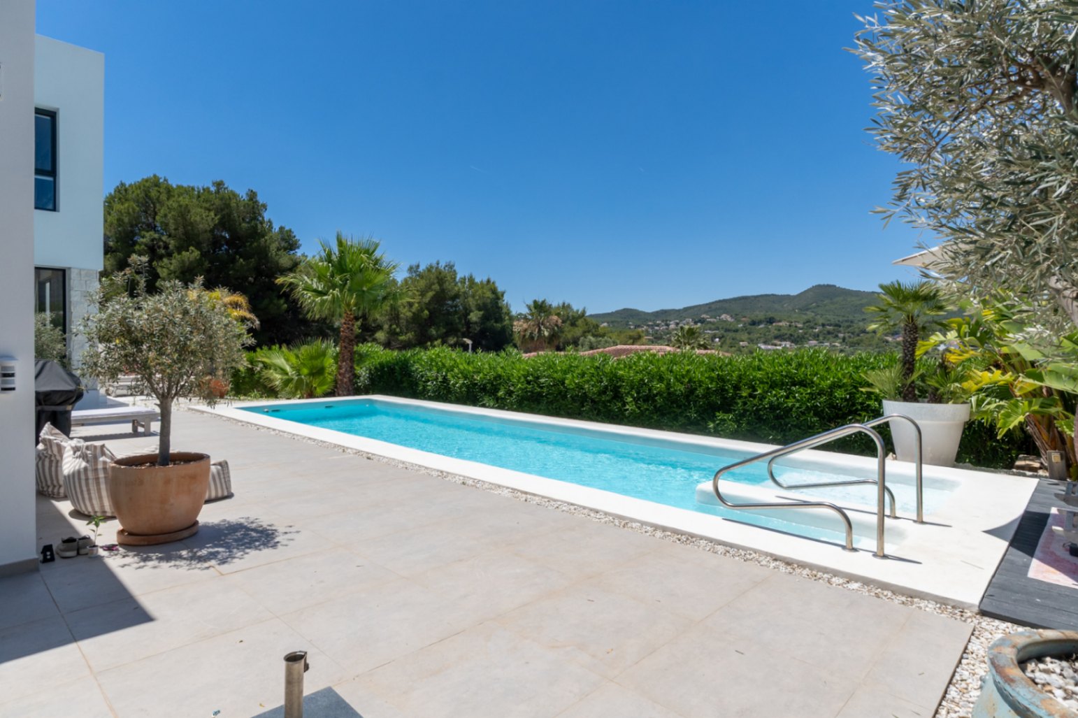4893 - Eig property in einer begehrten Wohnanlage mit beeindruckendem Ausblick.