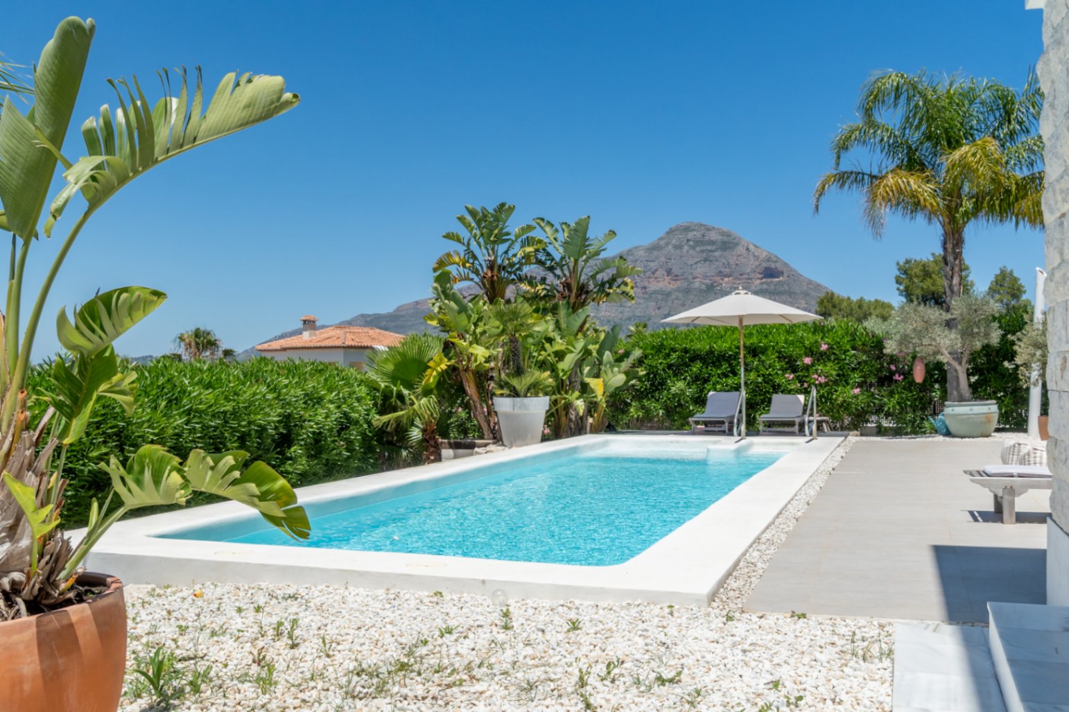 4893 - Eig property in einer begehrten Wohnanlage mit beeindruckendem Ausblick.