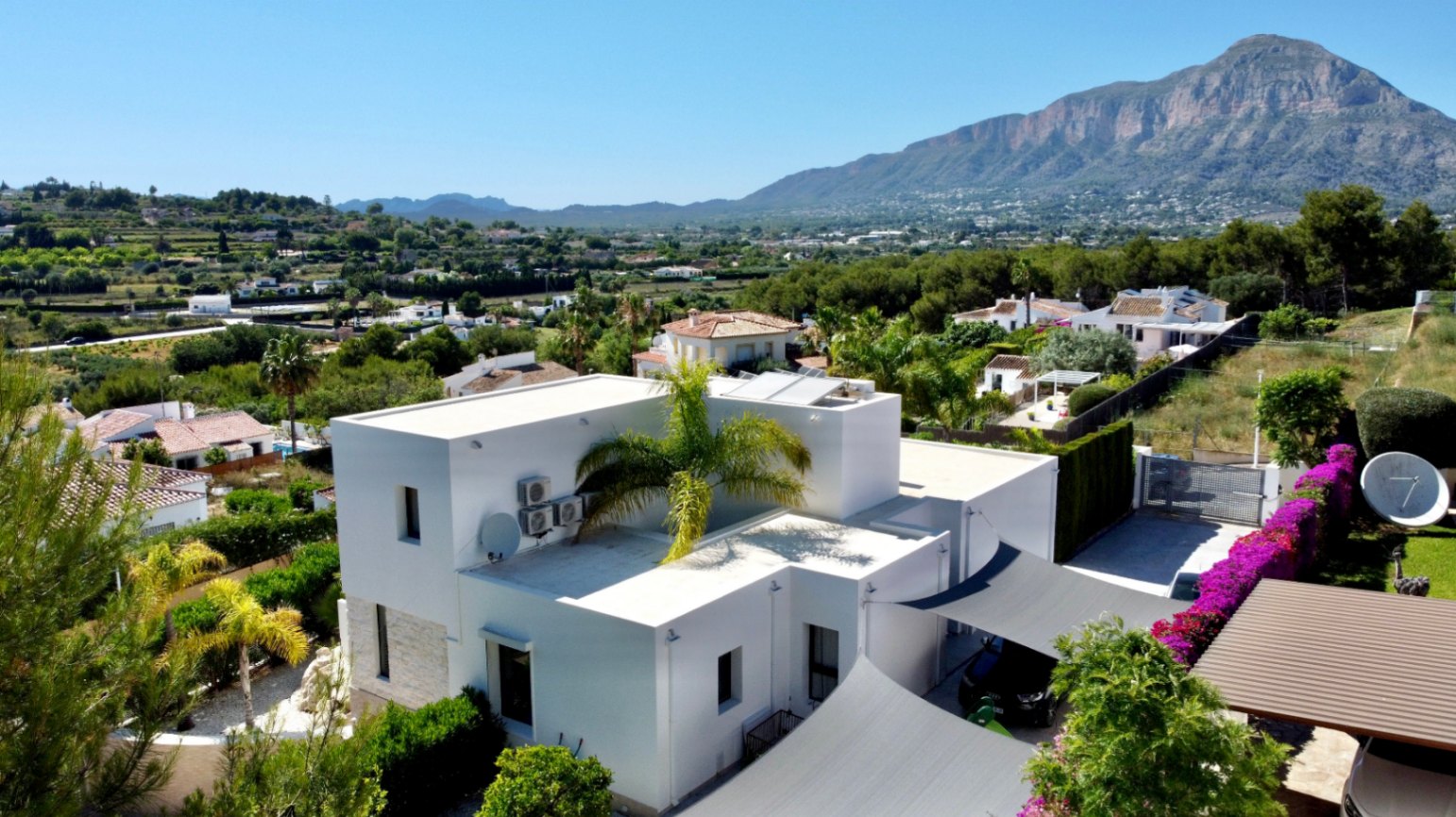 4893 - Eig property in einer begehrten Wohnanlage mit beeindruckendem Ausblick.