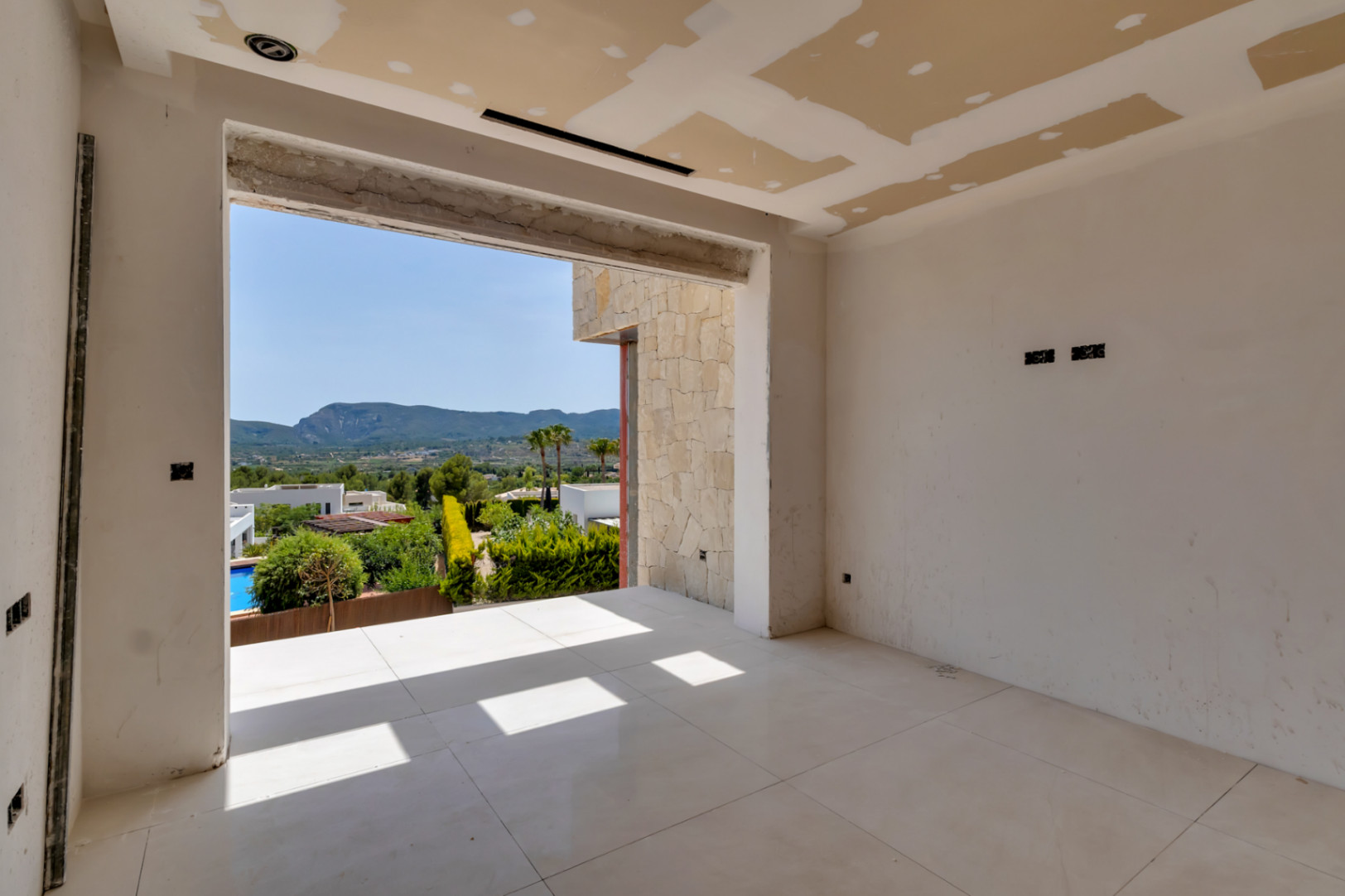 Espectacular y moderna villa en construccion en una demandada zona de Javea.