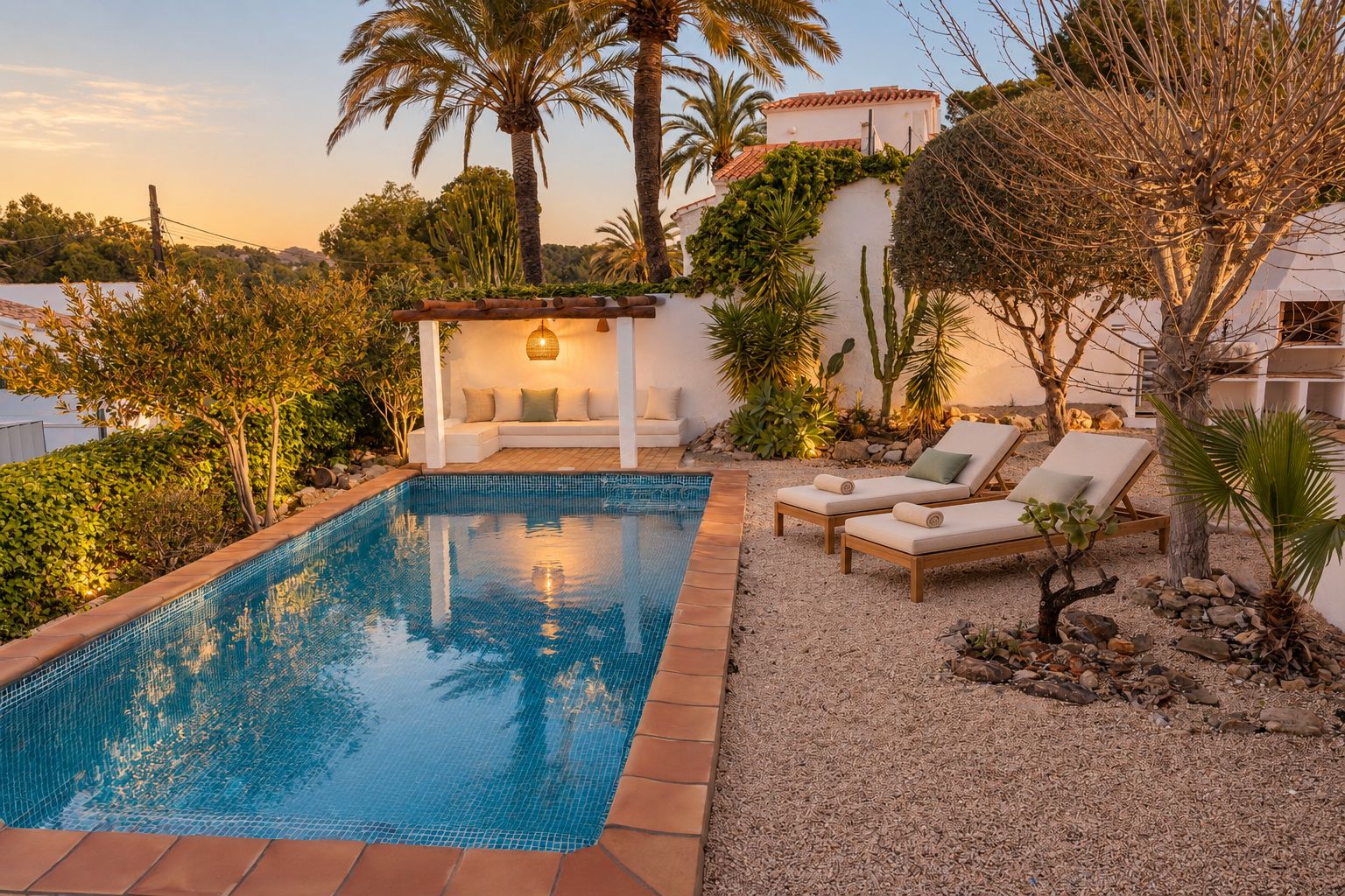 Gerenoveerd huis te koop in Jávea met privézwembad, op 15 minuten lopen van het strand, in El Tosalet.
