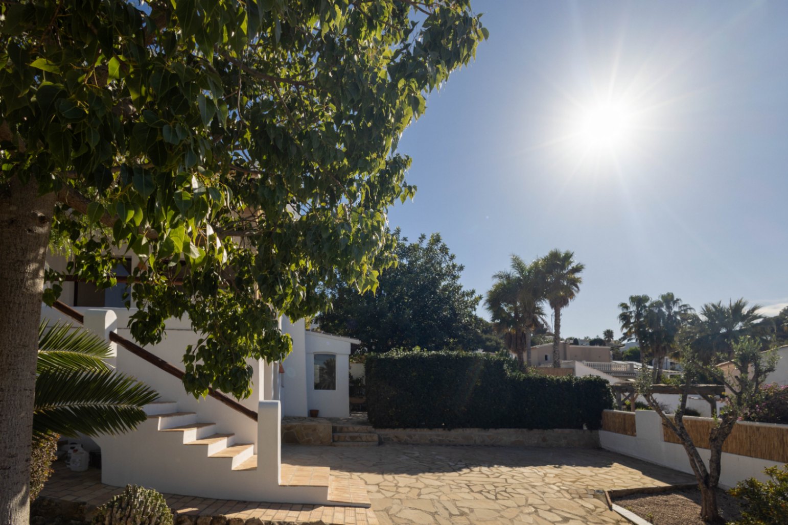 Gerenoveerd huis te koop in Jávea met privézwembad, op 15 minuten lopen van het strand, in El Tosalet.