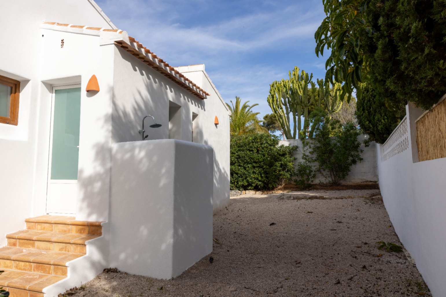 Gerenoveerd huis te koop in Jávea met privézwembad, op 15 minuten lopen van het strand, in El Tosalet.