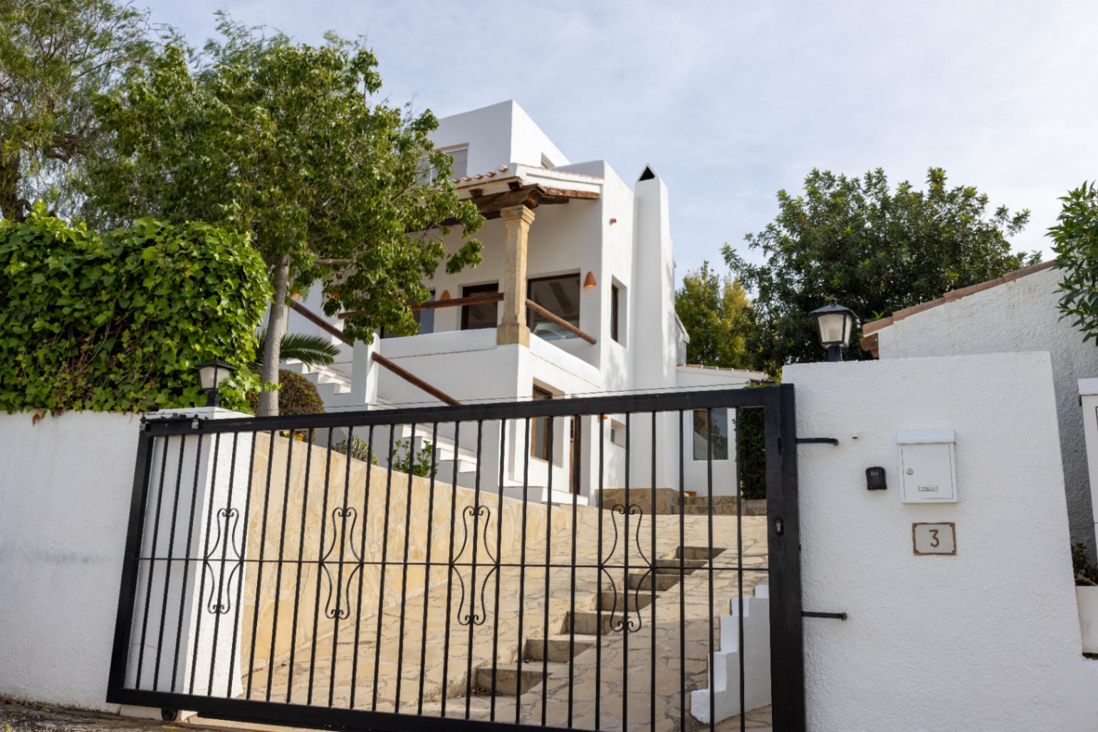 Gerenoveerd huis te koop in Jávea met privézwembad, op 15 minuten lopen van het strand, in El Tosalet.