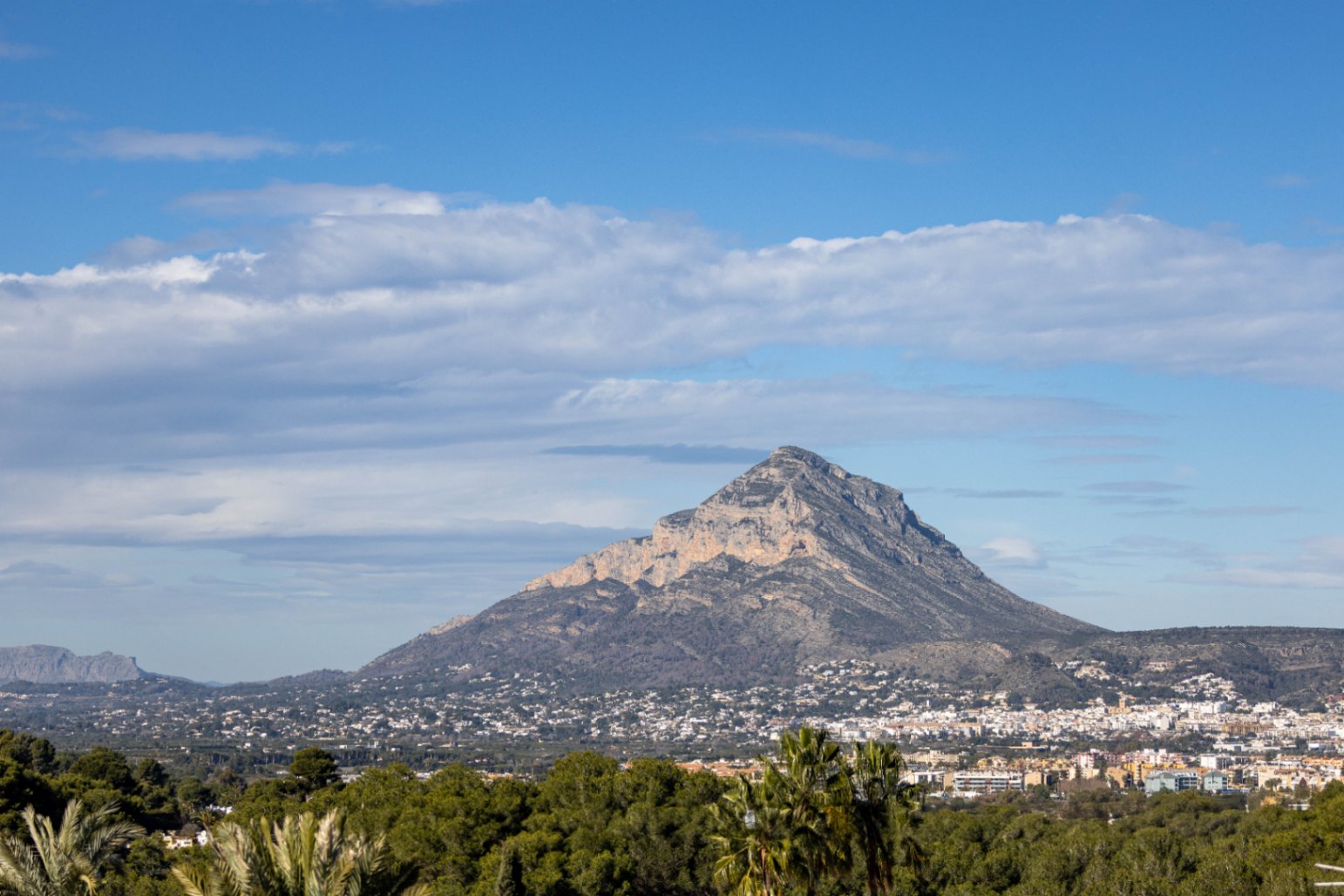 Gerenoveerd huis te koop in Jávea met privézwembad, op 15 minuten lopen van het strand, in El Tosalet.