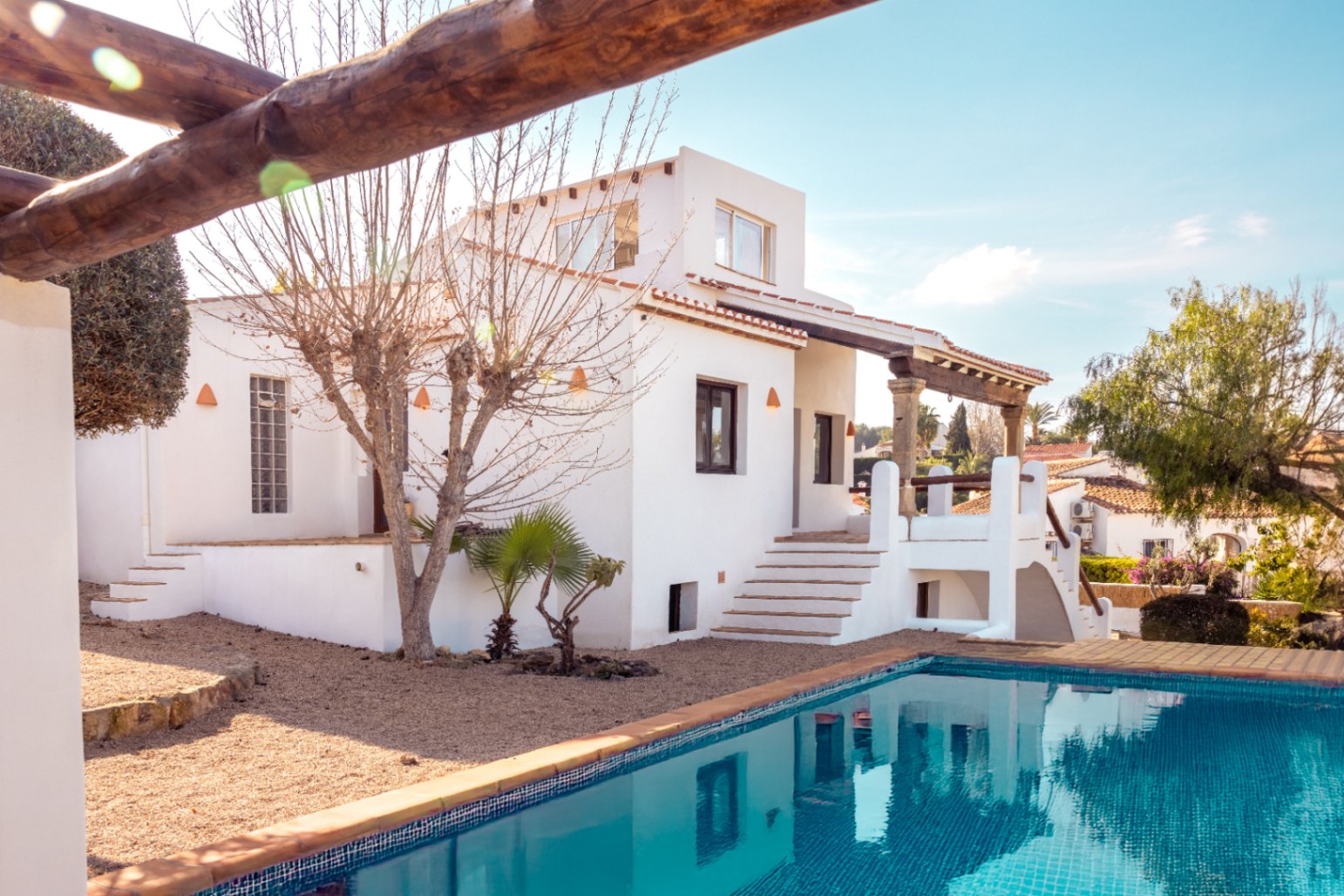 Gerenoveerd huis te koop in Jávea met privézwembad, op 15 minuten lopen van het strand, in El Tosalet.