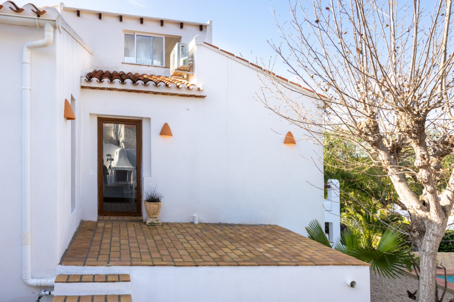 Gerenoveerd huis te koop in Jávea met privézwembad, op 15 minuten lopen van het strand, in El Tosalet.