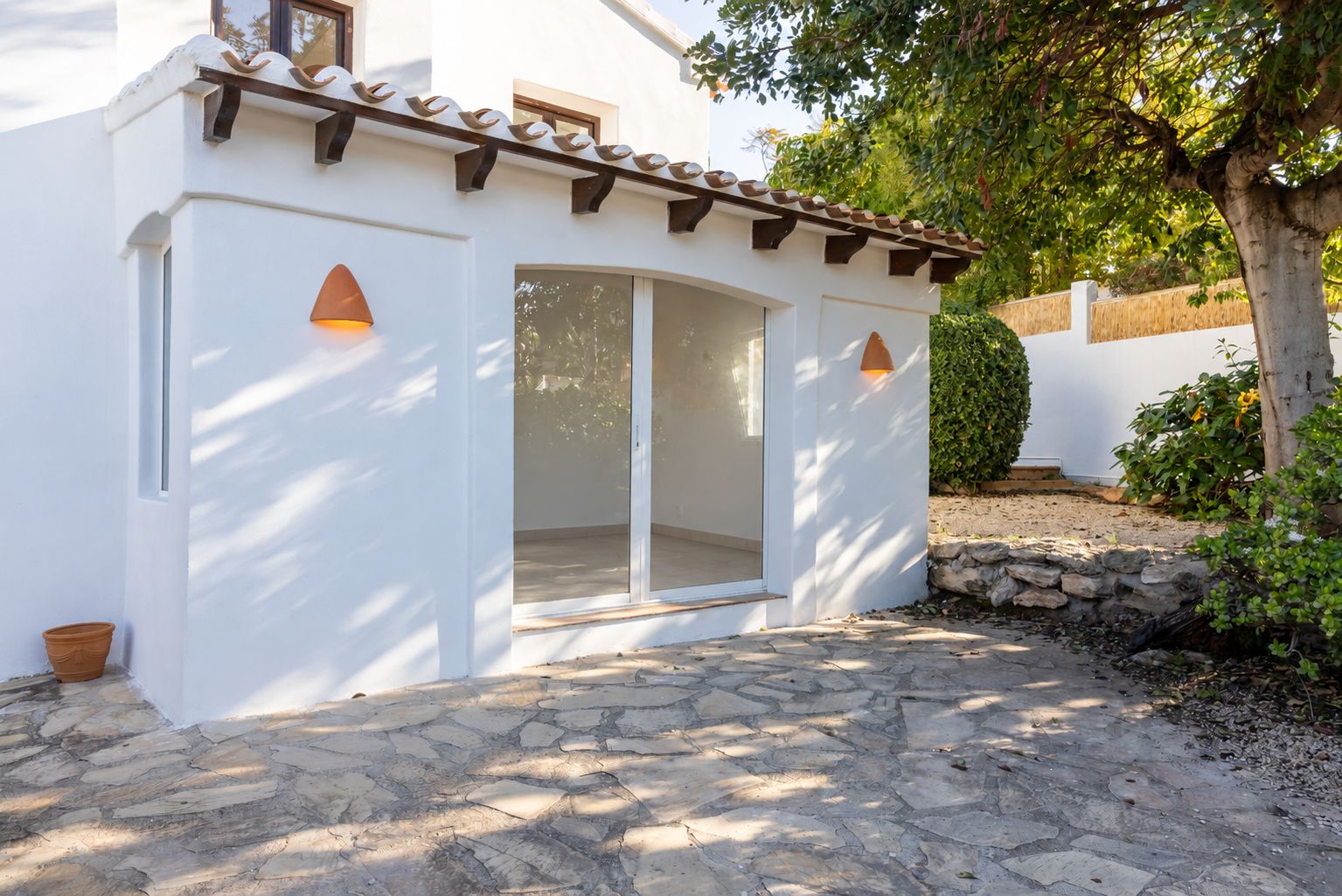 Gerenoveerd huis te koop in Jávea met privézwembad, op 15 minuten lopen van het strand, in El Tosalet.